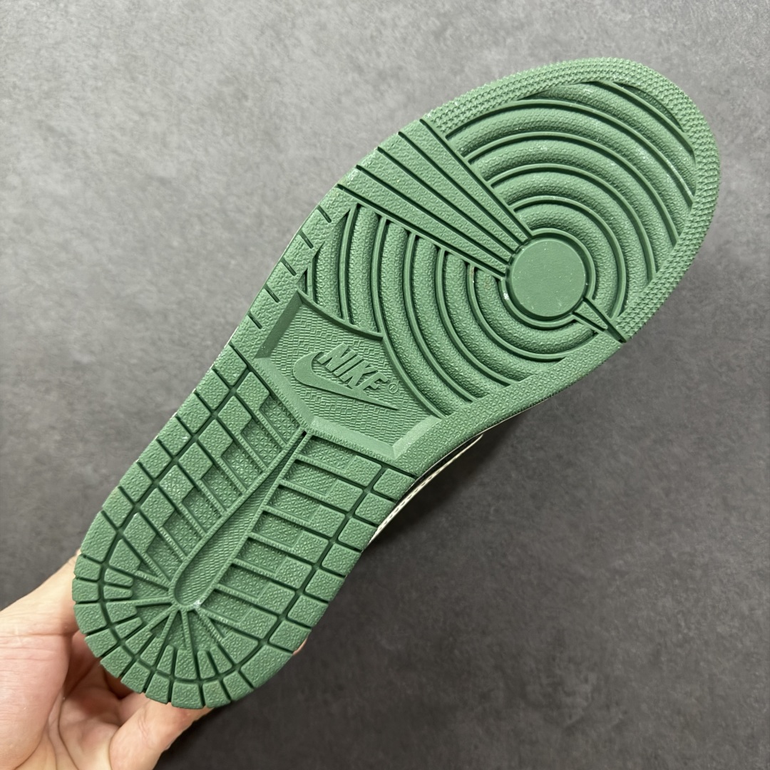 图片[9]-【定制版】Supreme x Travis Scott x Air Jordan 1 Low Sup x AJ1 低帮 白蓝绿倒钩 AJ1 乔丹1代 aj1 乔1 低邦 白蓝绿倒勾联名 乔丹篮球鞋系列 鞋款整体以浅蓝色皮革为底搭配米白色框架覆盖层，标志性的反钩Swoosh Logo采用白色呈现并以绿色进行描边，内侧也辅以白色Swoosh Logo点缀，鞋舌等多处TS标志性元素均得以保留；后跟侧下方印有Supreme字样，鞋舌上以Supreme字样呈现，后跟的Jack厂牌标志以及Wings Logo均采用绿色刺绣打造，彰显联名身份；最后以米白色中底搭配绿色橡胶外底完善整体设计收尾。 货号：JW1188-149 尺码：36 36.5 37.5 38 38.5 39 40 40.5 41 42 42.5 43 44 44.5 45 编码：HXSB330340-选品中心