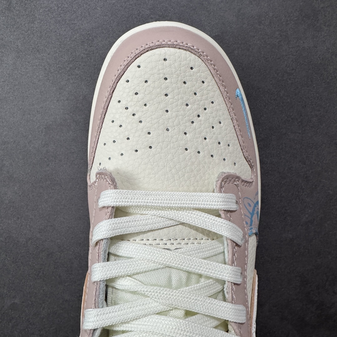 图片[8]-【定制版】Nike SB Dunk Low x LABUBU 粉白小勾 纯原大厂出品 极力推荐 原装头层材料 独家版型蒸餾加工 帶來的是更好的视觉和脚感体验 大厂纯原品质出货 清洁度 电绣工艺 皮料切割干净无任何毛边 细节完美 货号：DG2025 005 尺码：36 36.5 37.5 38 38.5 39 40 40.5 41 42 42.5 43 44 44.5 45-选品中心