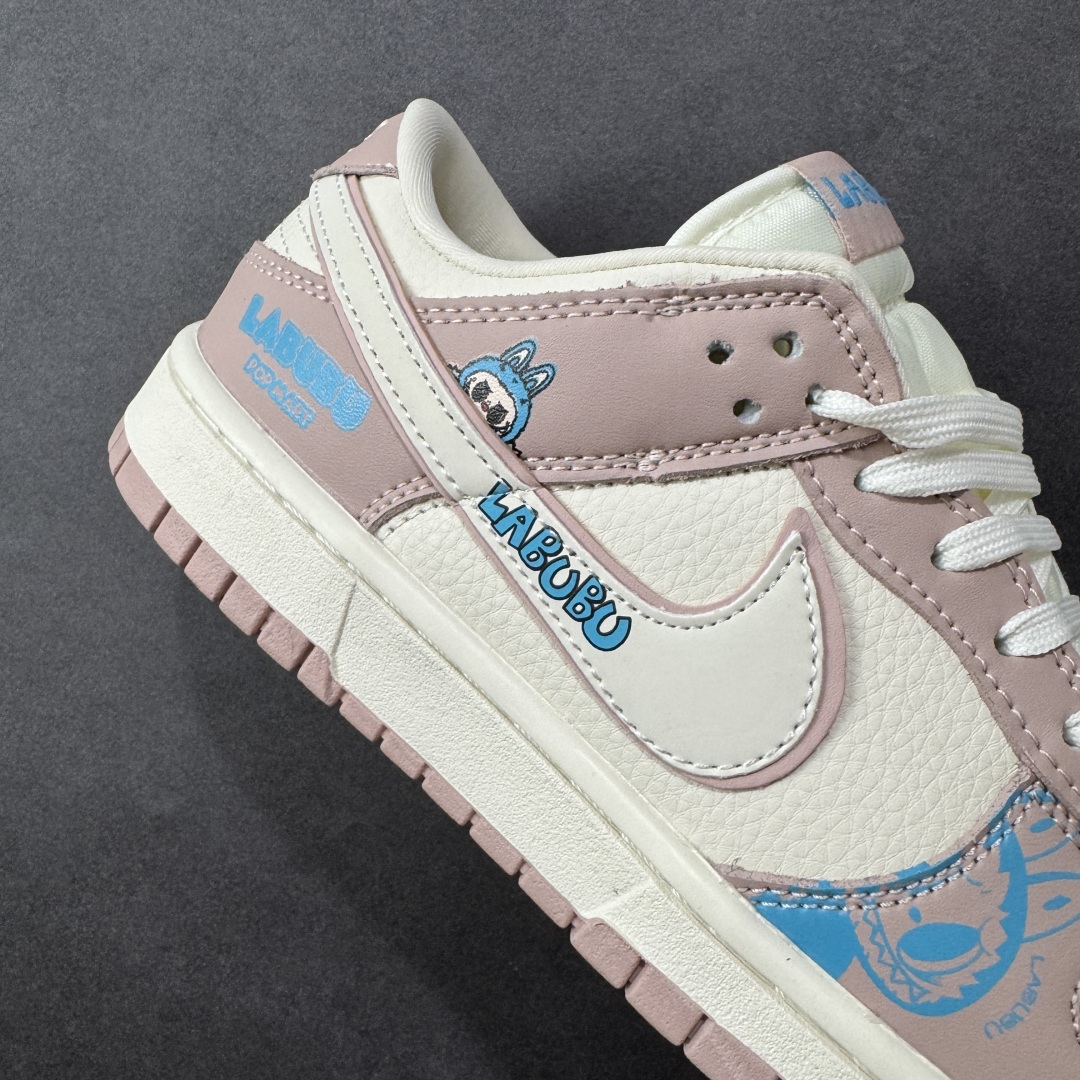 图片[6]-【定制版】Nike SB Dunk Low x LABUBU 粉白小勾 纯原大厂出品 极力推荐 原装头层材料 独家版型蒸餾加工 帶來的是更好的视觉和脚感体验 大厂纯原品质出货 清洁度 电绣工艺 皮料切割干净无任何毛边 细节完美 货号：DG2025 005 尺码：36 36.5 37.5 38 38.5 39 40 40.5 41 42 42.5 43 44 44.5 45-选品中心
