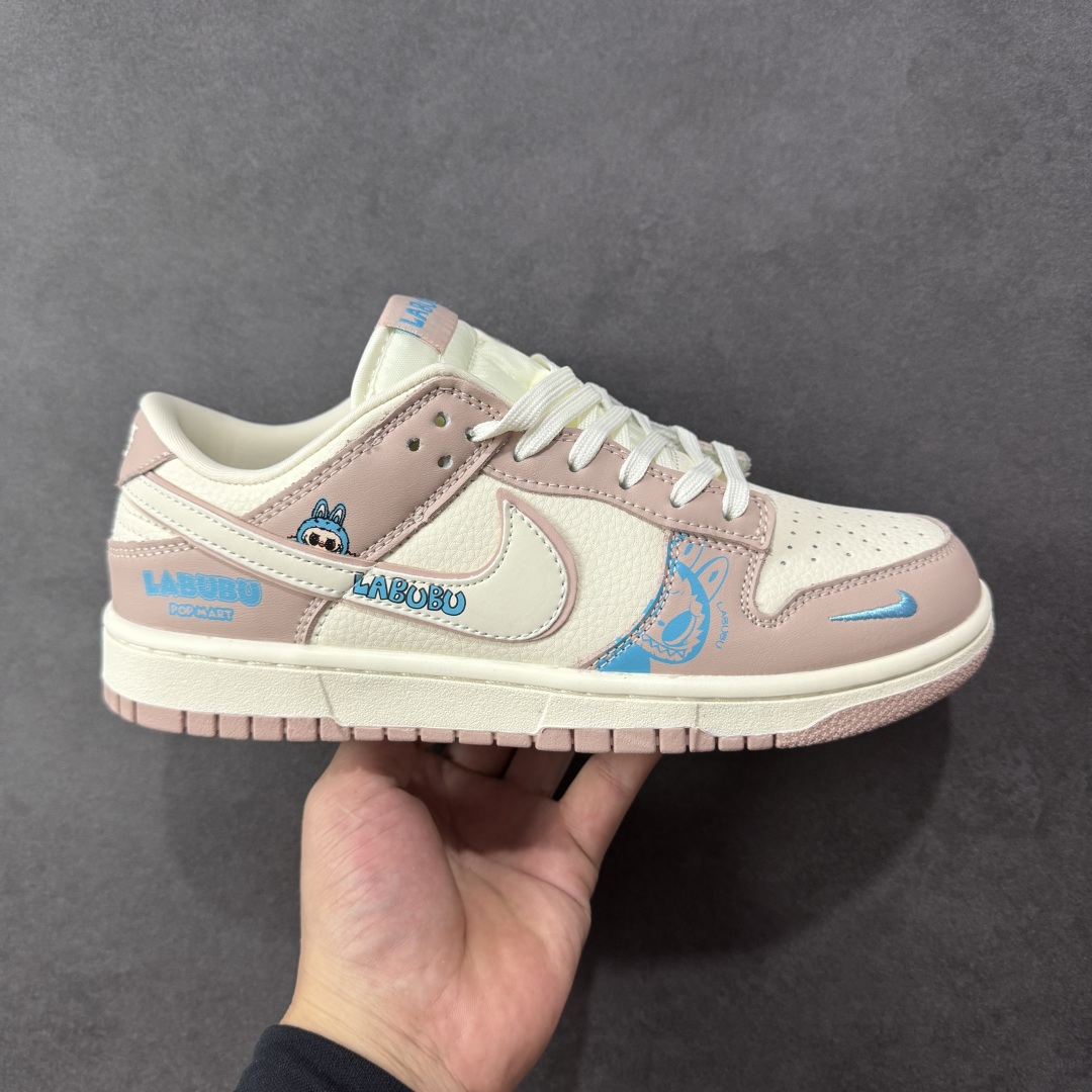 【定制版】Nike SB Dunk Low x LABUBU 粉白小勾 纯原大厂出品 极力推荐 原装头层材料 独家版型蒸餾加工 帶來的是更好的视觉和脚感体验 大厂纯原品质出货 清洁度 电绣工艺 皮料切割干净无任何毛边 细节完美 货号:DG2025 005 尺码:36 36.5 37.5 38 38.5 39 40 40.5 41 42 42.5 43 44 44.5 45-选品中心
