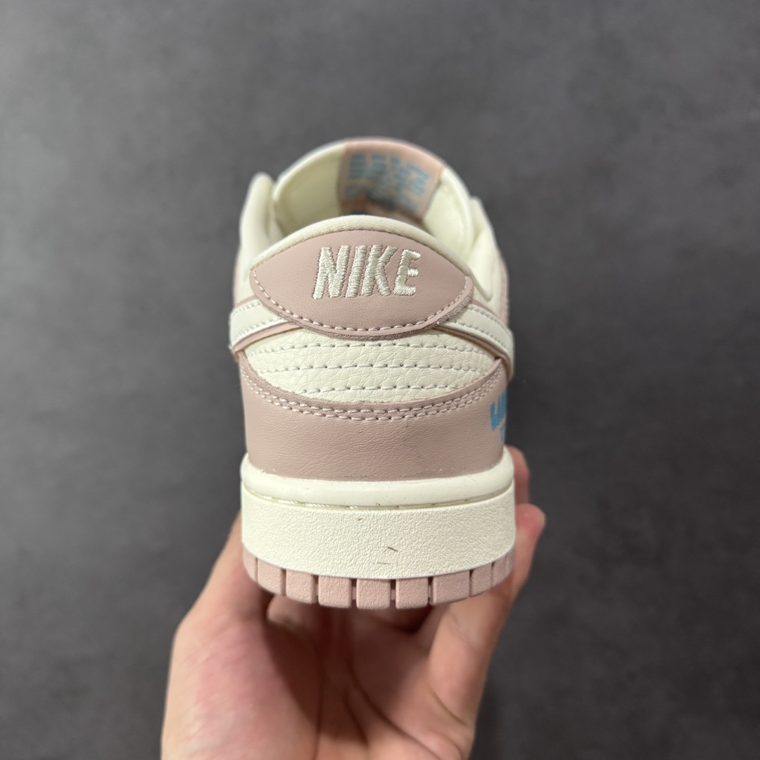 图片[4]-【定制版】Nike SB Dunk Low x LABUBU 粉白小勾 纯原大厂出品 极力推荐 原装头层材料 独家版型蒸餾加工 帶來的是更好的视觉和脚感体验 大厂纯原品质出货 清洁度 电绣工艺 皮料切割干净无任何毛边 细节完美 货号：DG2025 005 尺码：36 36.5 37.5 38 38.5 39 40 40.5 41 42 42.5 43 44 44.5 45-选品中心