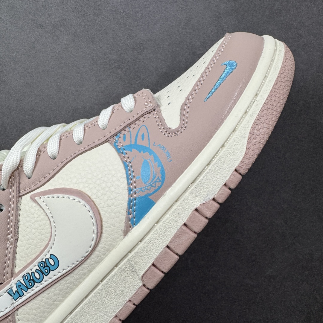 图片[5]-【定制版】Nike SB Dunk Low x LABUBU 粉白小勾 纯原大厂出品 极力推荐 原装头层材料 独家版型蒸餾加工 帶來的是更好的视觉和脚感体验 大厂纯原品质出货 清洁度 电绣工艺 皮料切割干净无任何毛边 细节完美 货号：DG2025 005 尺码：36 36.5 37.5 38 38.5 39 40 40.5 41 42 42.5 43 44 44.5 45-选品中心