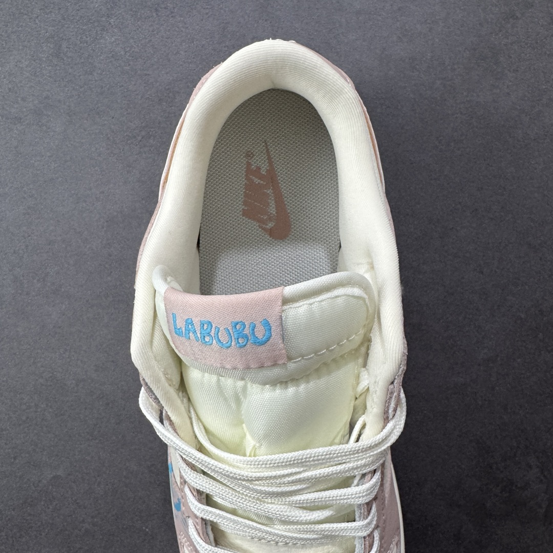 图片[7]-【定制版】Nike SB Dunk Low x LABUBU 粉白小勾 纯原大厂出品 极力推荐 原装头层材料 独家版型蒸餾加工 帶來的是更好的视觉和脚感体验 大厂纯原品质出货 清洁度 电绣工艺 皮料切割干净无任何毛边 细节完美 货号：DG2025 005 尺码：36 36.5 37.5 38 38.5 39 40 40.5 41 42 42.5 43 44 44.5 45-选品中心