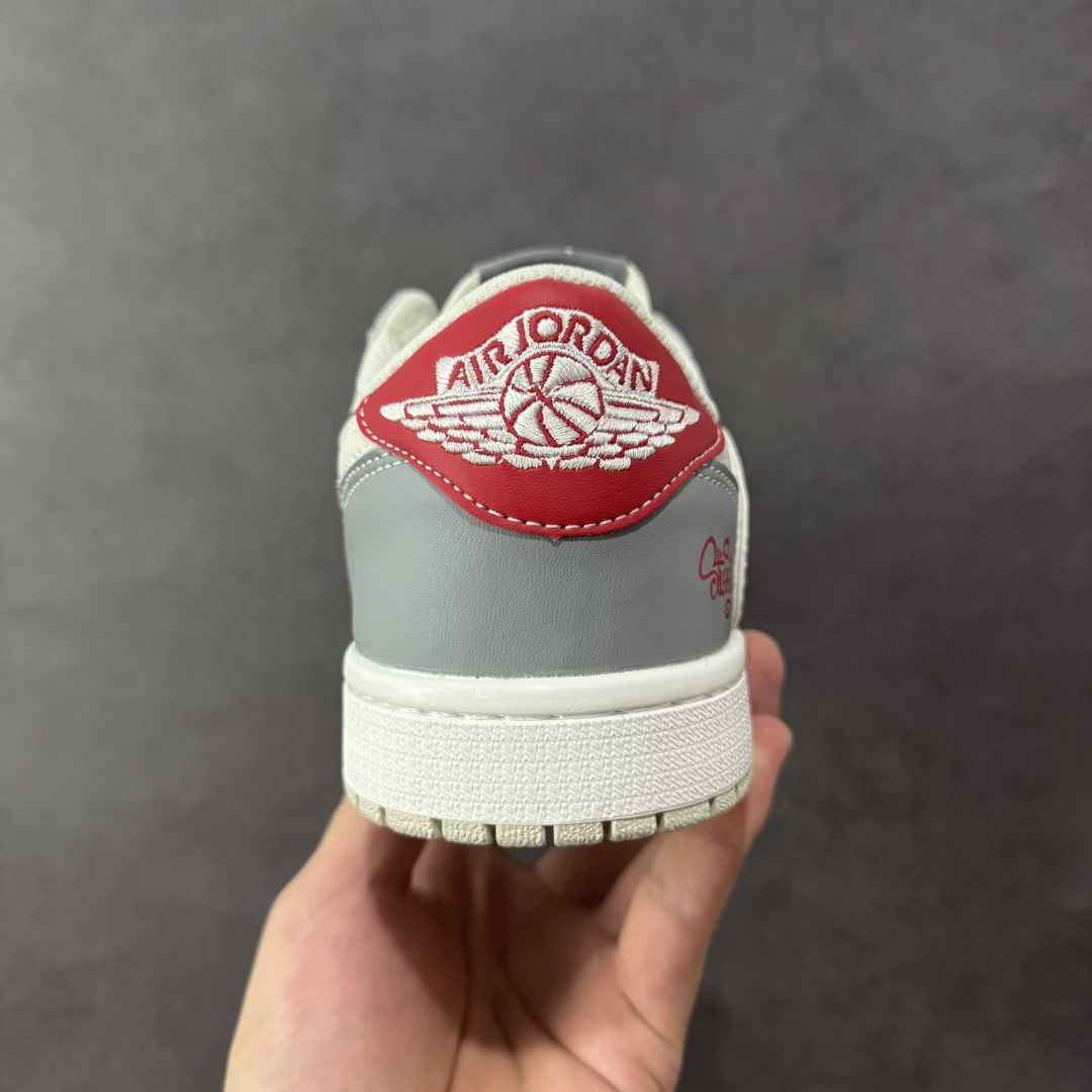 图片[4]-【定制版】Travis Scott x Fragment Design x Jordan Air Jordan 1 Low OG SP “斯图西联名——白灰红尾” 多方联名合作融合了Travi翻毛蓝勾s Scott 独特的音乐风格，藤原浩个性的设计风格以及Jordan品牌的经典元素 使其成为一双具有独特身份和价值的鞋子 清新而立体的外观加上联名标识更突出了其独特身份 这种配色方案显示出活力和时尚感 在视觉上引人注目 鞋身的质感和细腻的细节处理使其显得高端而格调十足 这款“倒钩”联名是设计与创意完美结合 融合多方的个性风格是一款备受瞩目的潮流鞋款 低帮休闲板鞋 定制鞋盒 大厂纯原品质出货 超高清洁度 皮料切割干净无任何毛边 细节完美 货号：DZ5899-006 尺码：36 36.5 37.5 38 38.5 39 40 40.5 41 42 42.5 43 44 44.5 45 编码：HXSB330340-选品中心