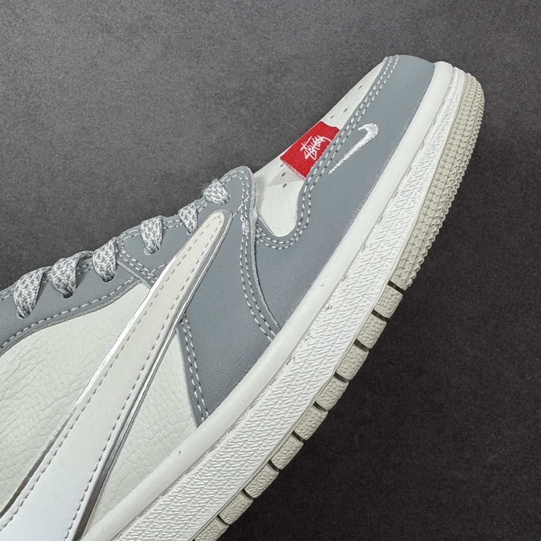 图片[5]-【定制版】Travis Scott x Fragment Design x Jordan Air Jordan 1 Low OG SP “斯图西联名——白灰红尾” 多方联名合作融合了Travi翻毛蓝勾s Scott 独特的音乐风格，藤原浩个性的设计风格以及Jordan品牌的经典元素 使其成为一双具有独特身份和价值的鞋子 清新而立体的外观加上联名标识更突出了其独特身份 这种配色方案显示出活力和时尚感 在视觉上引人注目 鞋身的质感和细腻的细节处理使其显得高端而格调十足 这款“倒钩”联名是设计与创意完美结合 融合多方的个性风格是一款备受瞩目的潮流鞋款 低帮休闲板鞋 定制鞋盒 大厂纯原品质出货 超高清洁度 皮料切割干净无任何毛边 细节完美 货号：DZ5899-006 尺码：36 36.5 37.5 38 38.5 39 40 40.5 41 42 42.5 43 44 44.5 45 编码：HXSB330340-选品中心