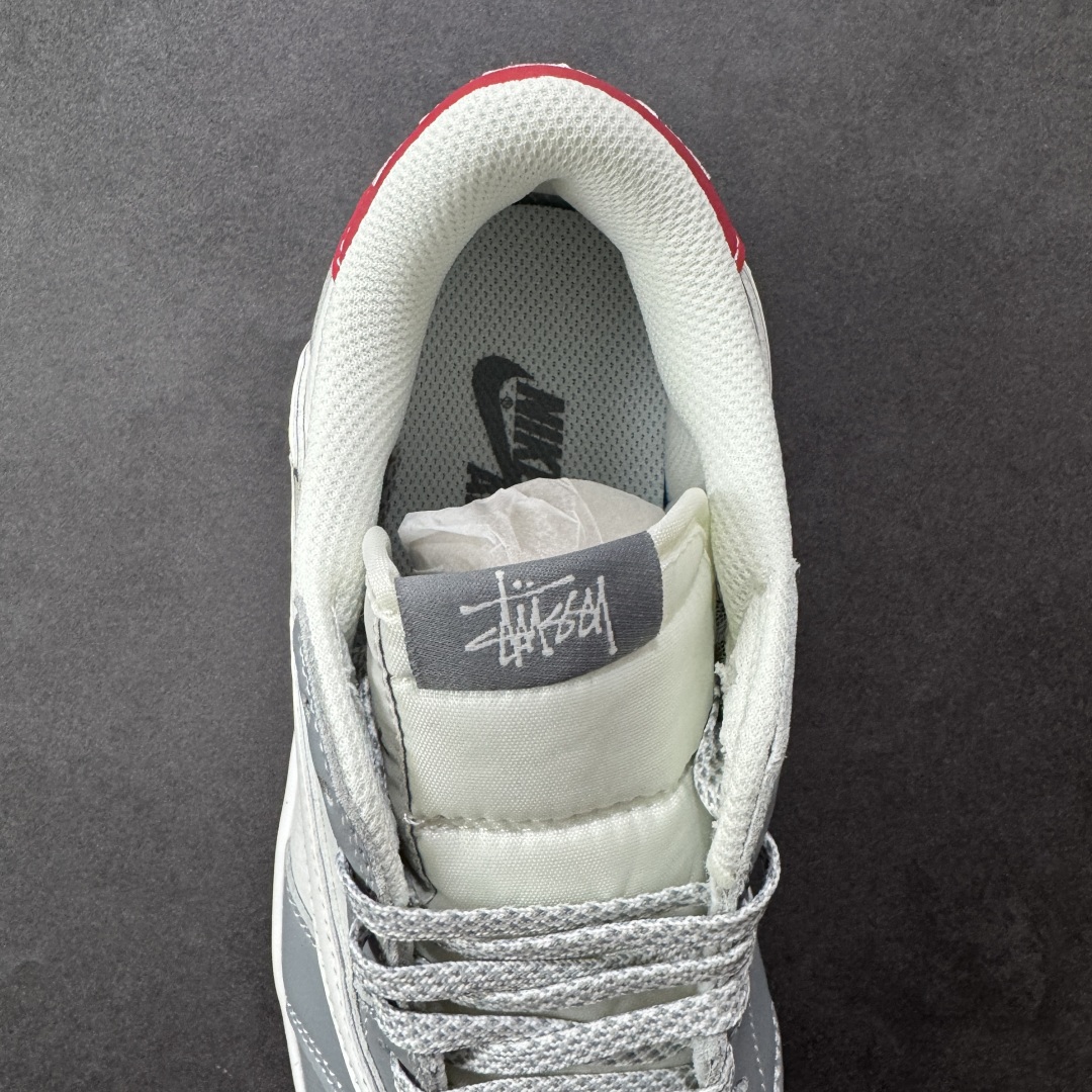 图片[7]-【定制版】Travis Scott x Fragment Design x Jordan Air Jordan 1 Low OG SP “斯图西联名——白灰红尾” 多方联名合作融合了Travi翻毛蓝勾s Scott 独特的音乐风格，藤原浩个性的设计风格以及Jordan品牌的经典元素 使其成为一双具有独特身份和价值的鞋子 清新而立体的外观加上联名标识更突出了其独特身份 这种配色方案显示出活力和时尚感 在视觉上引人注目 鞋身的质感和细腻的细节处理使其显得高端而格调十足 这款“倒钩”联名是设计与创意完美结合 融合多方的个性风格是一款备受瞩目的潮流鞋款 低帮休闲板鞋 定制鞋盒 大厂纯原品质出货 超高清洁度 皮料切割干净无任何毛边 细节完美 货号：DZ5899-006 尺码：36 36.5 37.5 38 38.5 39 40 40.5 41 42 42.5 43 44 44.5 45 编码：HXSB330340-选品中心