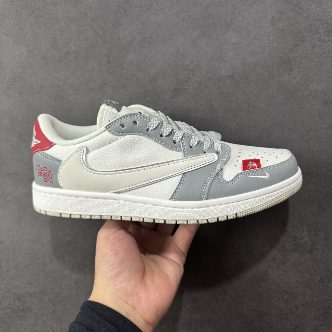 【定制版】Travis Scott x Fragment Design x Jordan Air Jordan 1 Low OG SP “斯图西联名——白灰红尾” 多方联名合作融合了Travi翻毛蓝勾s Scott 独特的音乐风格,藤原浩个性的设计风格以及Jordan品牌的经典元素 使其成为一双具有独特身份和价值的鞋子 清新而立体的外观加上联名标识更突出了其独特身份 这种配色方案显示出活力和时尚感 在视觉上引人注目 鞋身的质感和细腻的细节处理使其显得高端而格调十足 这款“倒钩”联名是设计与创意完美结合 融合多方的个性风格是一款备受瞩目的潮流鞋款 低帮休闲板鞋 定制鞋盒 大厂纯原品质出货 超高清洁度 皮料切割干净无任何毛边 细节完美 货号:DZ5899-006 尺码:36 36.5 37.5 38 38.5 39 40 40.5 41 42 42.5 43 44 44.5 45 编码:HXSB330340-选品中心
