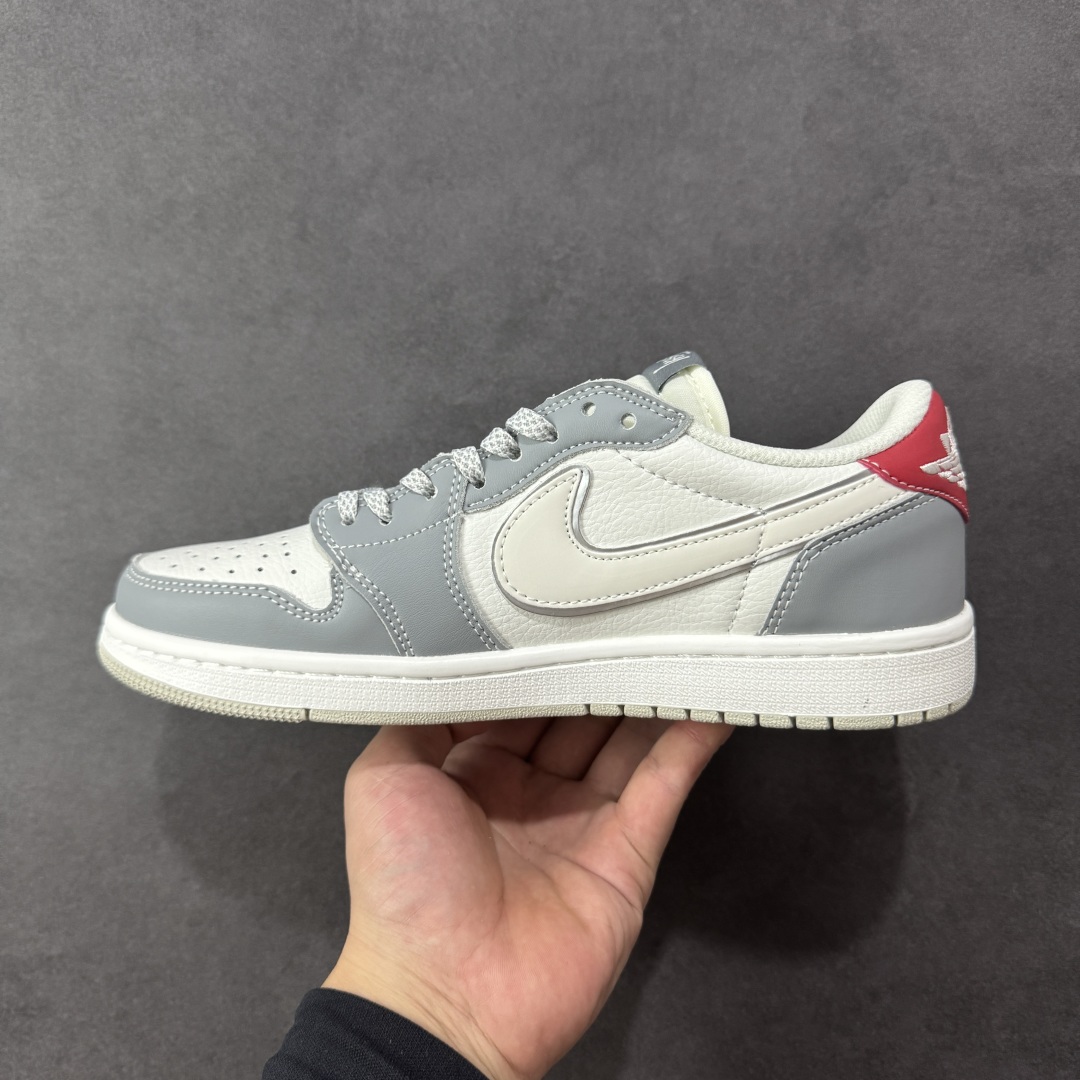 图片[2]-【定制版】Travis Scott x Fragment Design x Jordan Air Jordan 1 Low OG SP “斯图西联名——白灰红尾” 多方联名合作融合了Travi翻毛蓝勾s Scott 独特的音乐风格，藤原浩个性的设计风格以及Jordan品牌的经典元素 使其成为一双具有独特身份和价值的鞋子 清新而立体的外观加上联名标识更突出了其独特身份 这种配色方案显示出活力和时尚感 在视觉上引人注目 鞋身的质感和细腻的细节处理使其显得高端而格调十足 这款“倒钩”联名是设计与创意完美结合 融合多方的个性风格是一款备受瞩目的潮流鞋款 低帮休闲板鞋 定制鞋盒 大厂纯原品质出货 超高清洁度 皮料切割干净无任何毛边 细节完美 货号：DZ5899-006 尺码：36 36.5 37.5 38 38.5 39 40 40.5 41 42 42.5 43 44 44.5 45 编码：HXSB330340-选品中心
