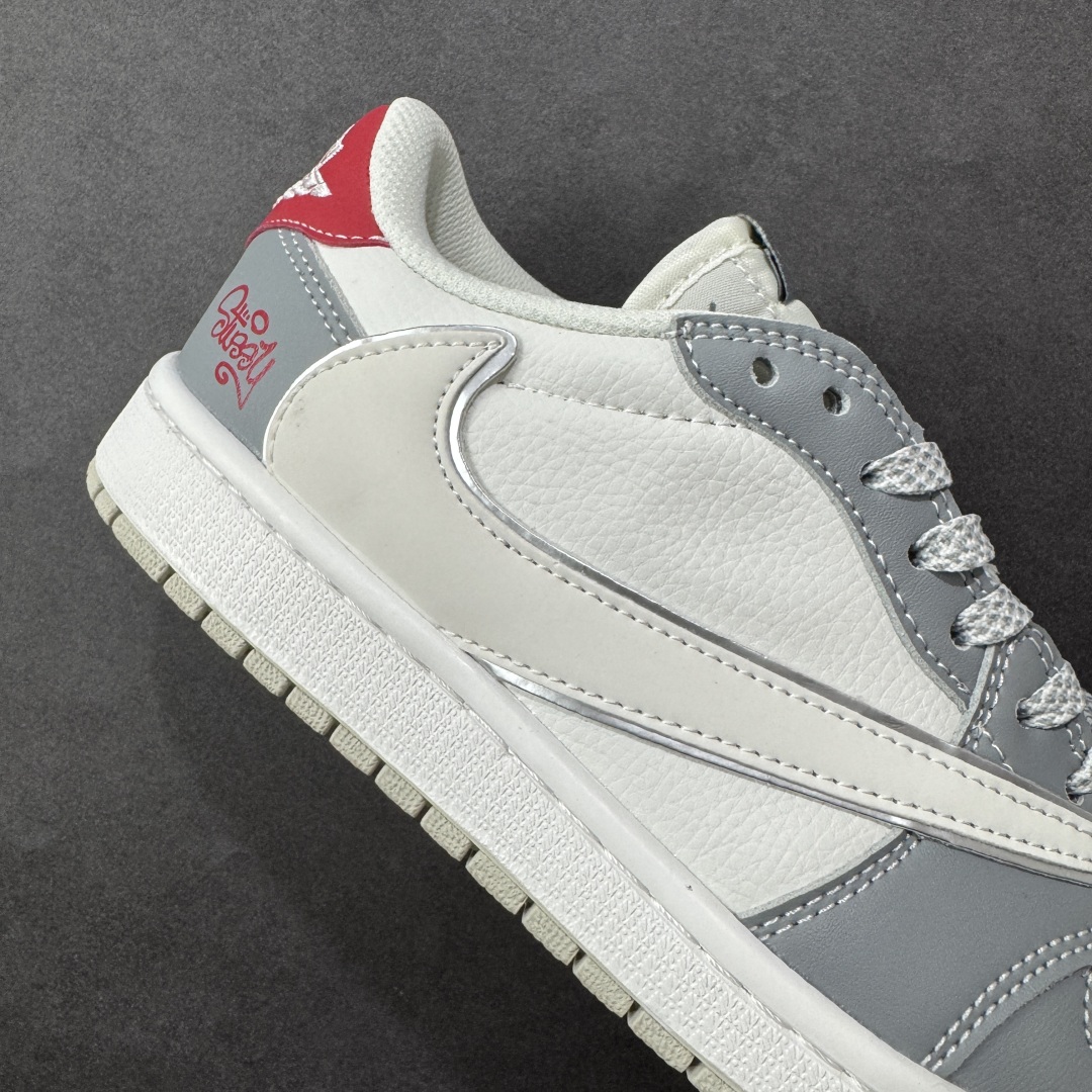 图片[6]-【定制版】Travis Scott x Fragment Design x Jordan Air Jordan 1 Low OG SP “斯图西联名——白灰红尾” 多方联名合作融合了Travi翻毛蓝勾s Scott 独特的音乐风格，藤原浩个性的设计风格以及Jordan品牌的经典元素 使其成为一双具有独特身份和价值的鞋子 清新而立体的外观加上联名标识更突出了其独特身份 这种配色方案显示出活力和时尚感 在视觉上引人注目 鞋身的质感和细腻的细节处理使其显得高端而格调十足 这款“倒钩”联名是设计与创意完美结合 融合多方的个性风格是一款备受瞩目的潮流鞋款 低帮休闲板鞋 定制鞋盒 大厂纯原品质出货 超高清洁度 皮料切割干净无任何毛边 细节完美 货号：DZ5899-006 尺码：36 36.5 37.5 38 38.5 39 40 40.5 41 42 42.5 43 44 44.5 45 编码：HXSB330340-选品中心