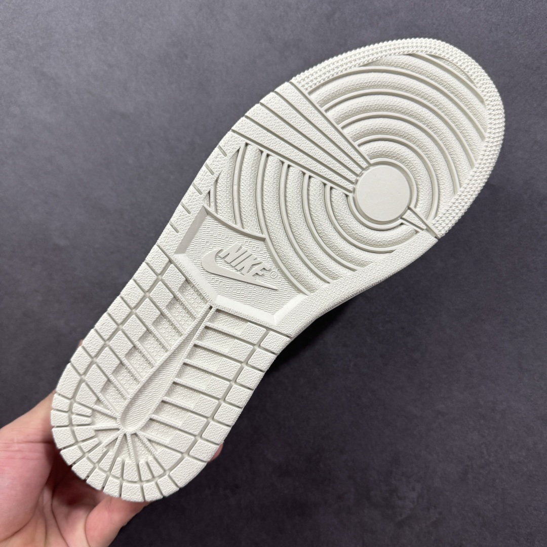 图片[9]-【定制版】Travis Scott x Fragment Design x Jordan Air Jordan 1 Low OG SP “斯图西联名——白灰红尾” 多方联名合作融合了Travi翻毛蓝勾s Scott 独特的音乐风格，藤原浩个性的设计风格以及Jordan品牌的经典元素 使其成为一双具有独特身份和价值的鞋子 清新而立体的外观加上联名标识更突出了其独特身份 这种配色方案显示出活力和时尚感 在视觉上引人注目 鞋身的质感和细腻的细节处理使其显得高端而格调十足 这款“倒钩”联名是设计与创意完美结合 融合多方的个性风格是一款备受瞩目的潮流鞋款 低帮休闲板鞋 定制鞋盒 大厂纯原品质出货 超高清洁度 皮料切割干净无任何毛边 细节完美 货号：DZ5899-006 尺码：36 36.5 37.5 38 38.5 39 40 40.5 41 42 42.5 43 44 44.5 45 编码：HXSB330340-选品中心