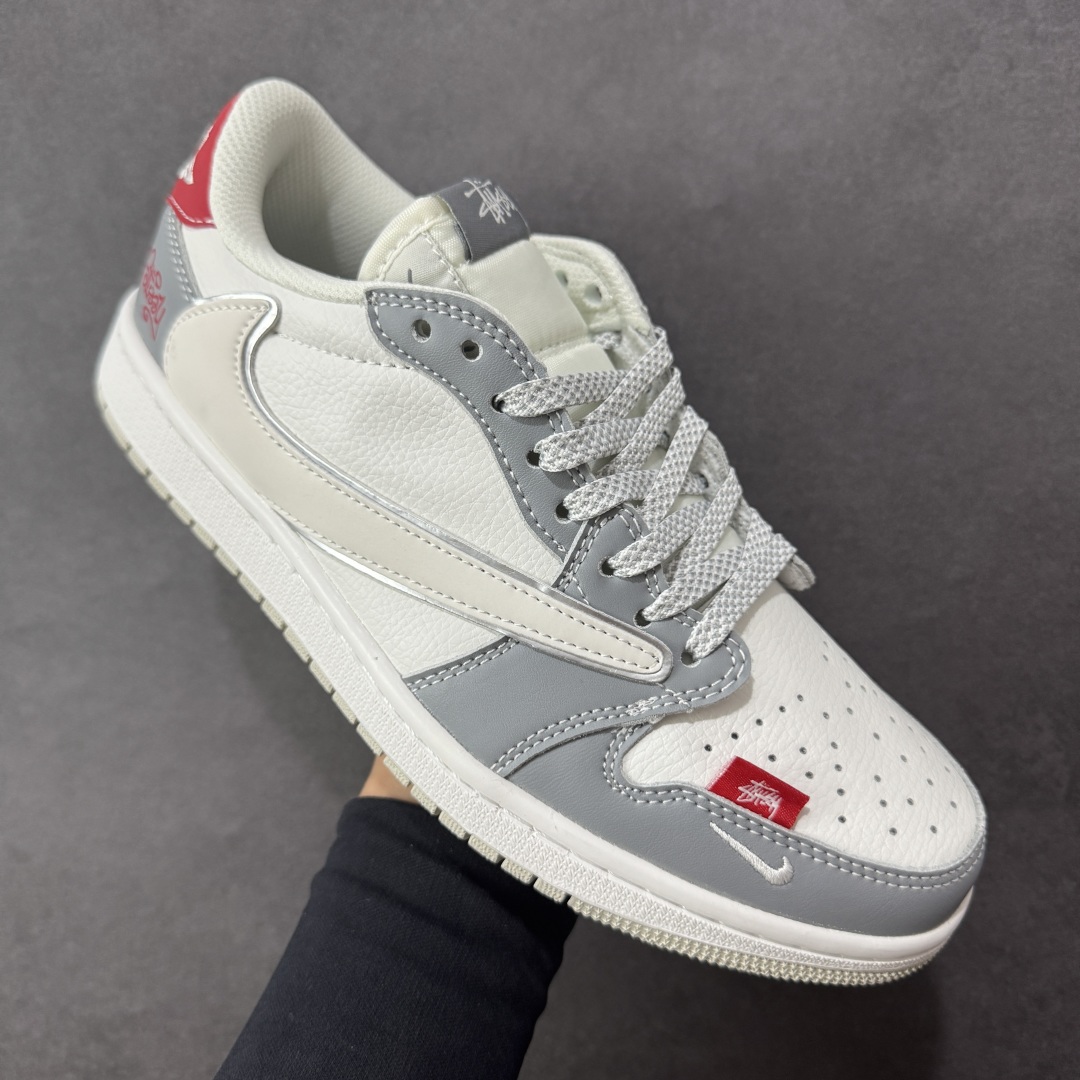 图片[3]-【定制版】Travis Scott x Fragment Design x Jordan Air Jordan 1 Low OG SP “斯图西联名——白灰红尾” 多方联名合作融合了Travi翻毛蓝勾s Scott 独特的音乐风格，藤原浩个性的设计风格以及Jordan品牌的经典元素 使其成为一双具有独特身份和价值的鞋子 清新而立体的外观加上联名标识更突出了其独特身份 这种配色方案显示出活力和时尚感 在视觉上引人注目 鞋身的质感和细腻的细节处理使其显得高端而格调十足 这款“倒钩”联名是设计与创意完美结合 融合多方的个性风格是一款备受瞩目的潮流鞋款 低帮休闲板鞋 定制鞋盒 大厂纯原品质出货 超高清洁度 皮料切割干净无任何毛边 细节完美 货号：DZ5899-006 尺码：36 36.5 37.5 38 38.5 39 40 40.5 41 42 42.5 43 44 44.5 45 编码：HXSB330340-选品中心