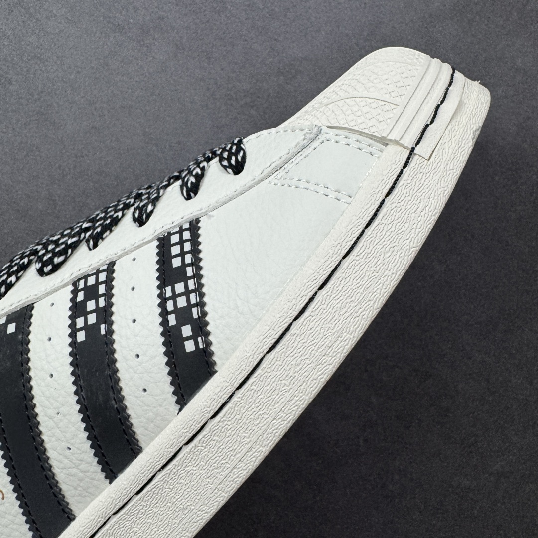 图片[5]-【定制版】Stussy x Adidas Original Superstar 斯图西 x 阿迪达斯 低帮 联名米白黑 贝壳头防滑耐磨轻便板鞋 鞋身整体采用米白色皮革打造，搭配经典米白贝壳头，鞋身两侧经典锯齿三条杠LLogo采用黑色3M反光点缀，侧身Superstar字样辅以金色压印妆点，鞋舌上以黑色Stussy及Adidas字样呈现，瞬间提升鞋子的时尚程度，后跟装饰片辅以白色皮革制作并带有黑色Adidas字样及三叶草LLogo，后跟印有Stussy字样，彰显联名身份；最后以米白色中底搭配同色橡胶外底完善整体设计收尾。 货号：SD6816 尺码：36-45半 编码：CCB290300-选品中心