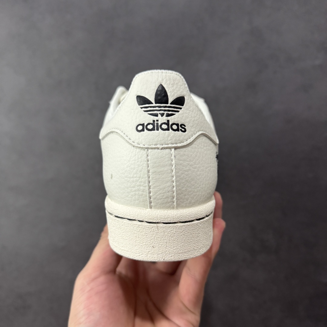 图片[4]-【定制版】Stussy x Adidas Original Superstar 斯图西 x 阿迪达斯 低帮 联名米白黑 贝壳头防滑耐磨轻便板鞋 鞋身整体采用米白色皮革打造，搭配经典米白贝壳头，鞋身两侧经典锯齿三条杠LLogo采用黑色3M反光点缀，侧身Superstar字样辅以金色压印妆点，鞋舌上以黑色Stussy及Adidas字样呈现，瞬间提升鞋子的时尚程度，后跟装饰片辅以白色皮革制作并带有黑色Adidas字样及三叶草LLogo，后跟印有Stussy字样，彰显联名身份；最后以米白色中底搭配同色橡胶外底完善整体设计收尾。 货号：SD6816 尺码：36-45半 编码：CCB290300-选品中心