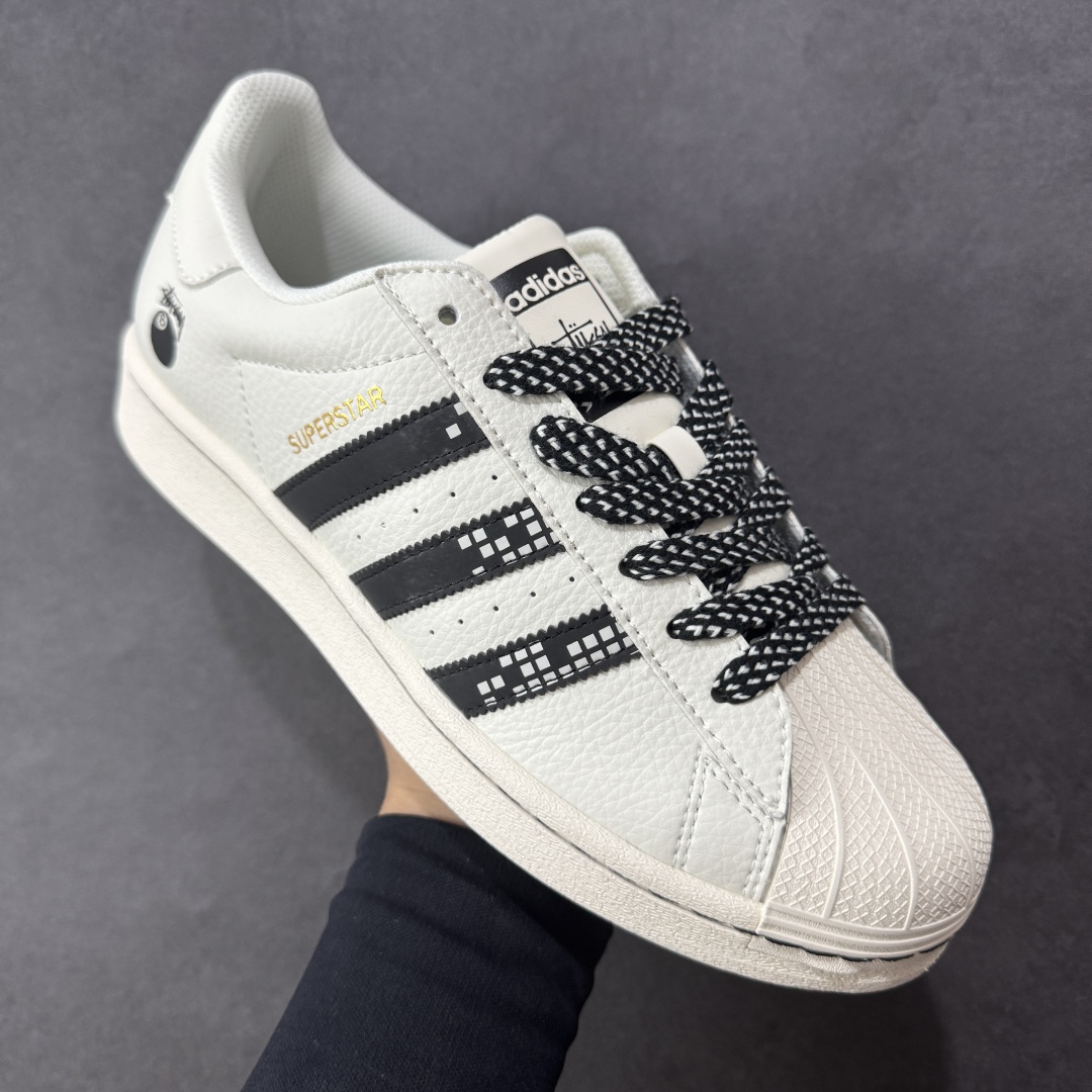 图片[3]-【定制版】Stussy x Adidas Original Superstar 斯图西 x 阿迪达斯 低帮 联名米白黑 贝壳头防滑耐磨轻便板鞋 鞋身整体采用米白色皮革打造，搭配经典米白贝壳头，鞋身两侧经典锯齿三条杠LLogo采用黑色3M反光点缀，侧身Superstar字样辅以金色压印妆点，鞋舌上以黑色Stussy及Adidas字样呈现，瞬间提升鞋子的时尚程度，后跟装饰片辅以白色皮革制作并带有黑色Adidas字样及三叶草LLogo，后跟印有Stussy字样，彰显联名身份；最后以米白色中底搭配同色橡胶外底完善整体设计收尾。 货号：SD6816 尺码：36-45半 编码：CCB290300-选品中心