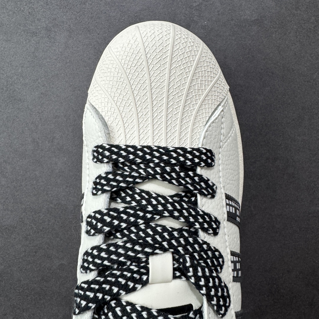 图片[8]-【定制版】Stussy x Adidas Original Superstar 斯图西 x 阿迪达斯 低帮 联名米白黑 贝壳头防滑耐磨轻便板鞋 鞋身整体采用米白色皮革打造，搭配经典米白贝壳头，鞋身两侧经典锯齿三条杠LLogo采用黑色3M反光点缀，侧身Superstar字样辅以金色压印妆点，鞋舌上以黑色Stussy及Adidas字样呈现，瞬间提升鞋子的时尚程度，后跟装饰片辅以白色皮革制作并带有黑色Adidas字样及三叶草LLogo，后跟印有Stussy字样，彰显联名身份；最后以米白色中底搭配同色橡胶外底完善整体设计收尾。 货号：SD6816 尺码：36-45半 编码：CCB290300-选品中心