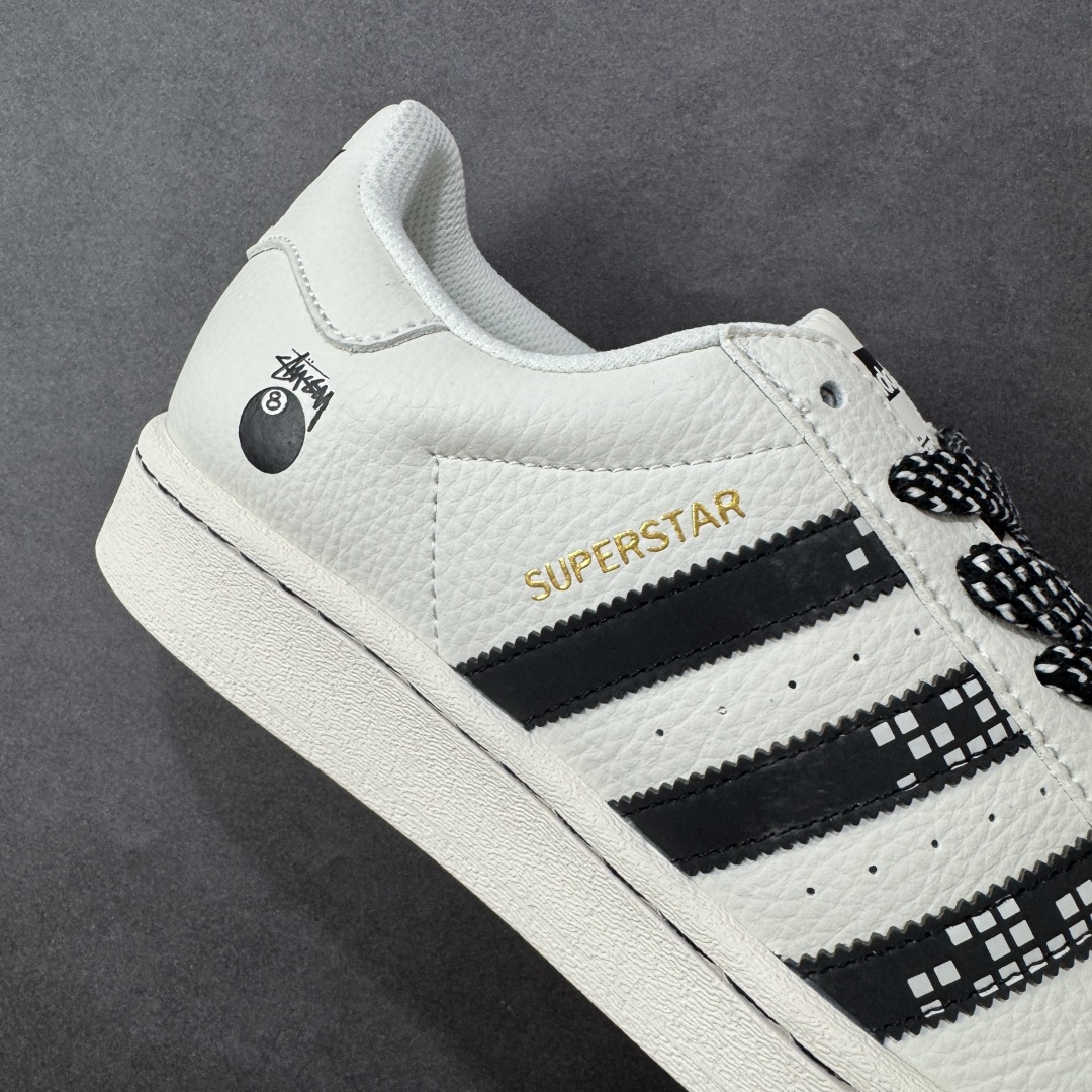 图片[6]-【定制版】Stussy x Adidas Original Superstar 斯图西 x 阿迪达斯 低帮 联名米白黑 贝壳头防滑耐磨轻便板鞋 鞋身整体采用米白色皮革打造，搭配经典米白贝壳头，鞋身两侧经典锯齿三条杠LLogo采用黑色3M反光点缀，侧身Superstar字样辅以金色压印妆点，鞋舌上以黑色Stussy及Adidas字样呈现，瞬间提升鞋子的时尚程度，后跟装饰片辅以白色皮革制作并带有黑色Adidas字样及三叶草LLogo，后跟印有Stussy字样，彰显联名身份；最后以米白色中底搭配同色橡胶外底完善整体设计收尾。 货号：SD6816 尺码：36-45半 编码：CCB290300-选品中心