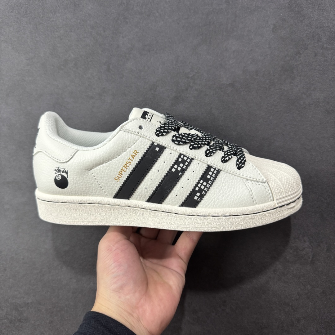 【定制版】Stussy x Adidas Original Superstar 斯图西 x 阿迪达斯 低帮 联名米白黑 贝壳头防滑耐磨轻便板鞋 鞋身整体采用米白色皮革打造,搭配经典米白贝壳头,鞋身两侧经典锯齿三条杠LLogo采用黑色3M反光点缀,侧身Superstar字样辅以金色压印妆点,鞋舌上以黑色Stussy及Adidas字样呈现,瞬间提升鞋子的时尚程度,后跟装饰片辅以白色皮革制作并带有黑色Adidas字样及三叶草LLogo,后跟印有Stussy字样,彰显联名身份;最后以米白色中底搭配同色橡胶外底完善整体设计收尾。 货号:SD6816 尺码:36-45半 编码:CCB290300-选品中心
