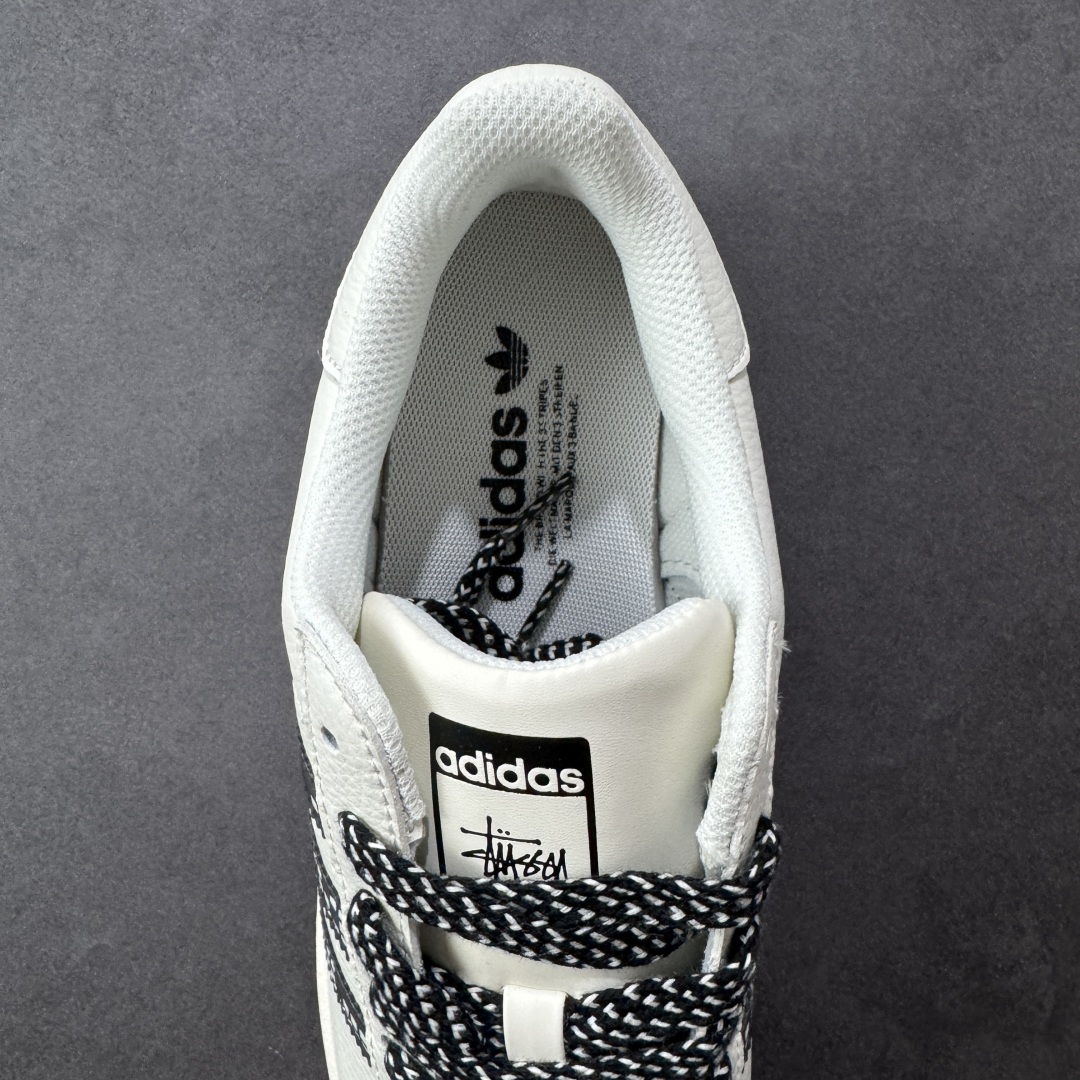 图片[7]-【定制版】Stussy x Adidas Original Superstar 斯图西 x 阿迪达斯 低帮 联名米白黑 贝壳头防滑耐磨轻便板鞋 鞋身整体采用米白色皮革打造，搭配经典米白贝壳头，鞋身两侧经典锯齿三条杠LLogo采用黑色3M反光点缀，侧身Superstar字样辅以金色压印妆点，鞋舌上以黑色Stussy及Adidas字样呈现，瞬间提升鞋子的时尚程度，后跟装饰片辅以白色皮革制作并带有黑色Adidas字样及三叶草LLogo，后跟印有Stussy字样，彰显联名身份；最后以米白色中底搭配同色橡胶外底完善整体设计收尾。 货号：SD6816 尺码：36-45半 编码：CCB290300-选品中心