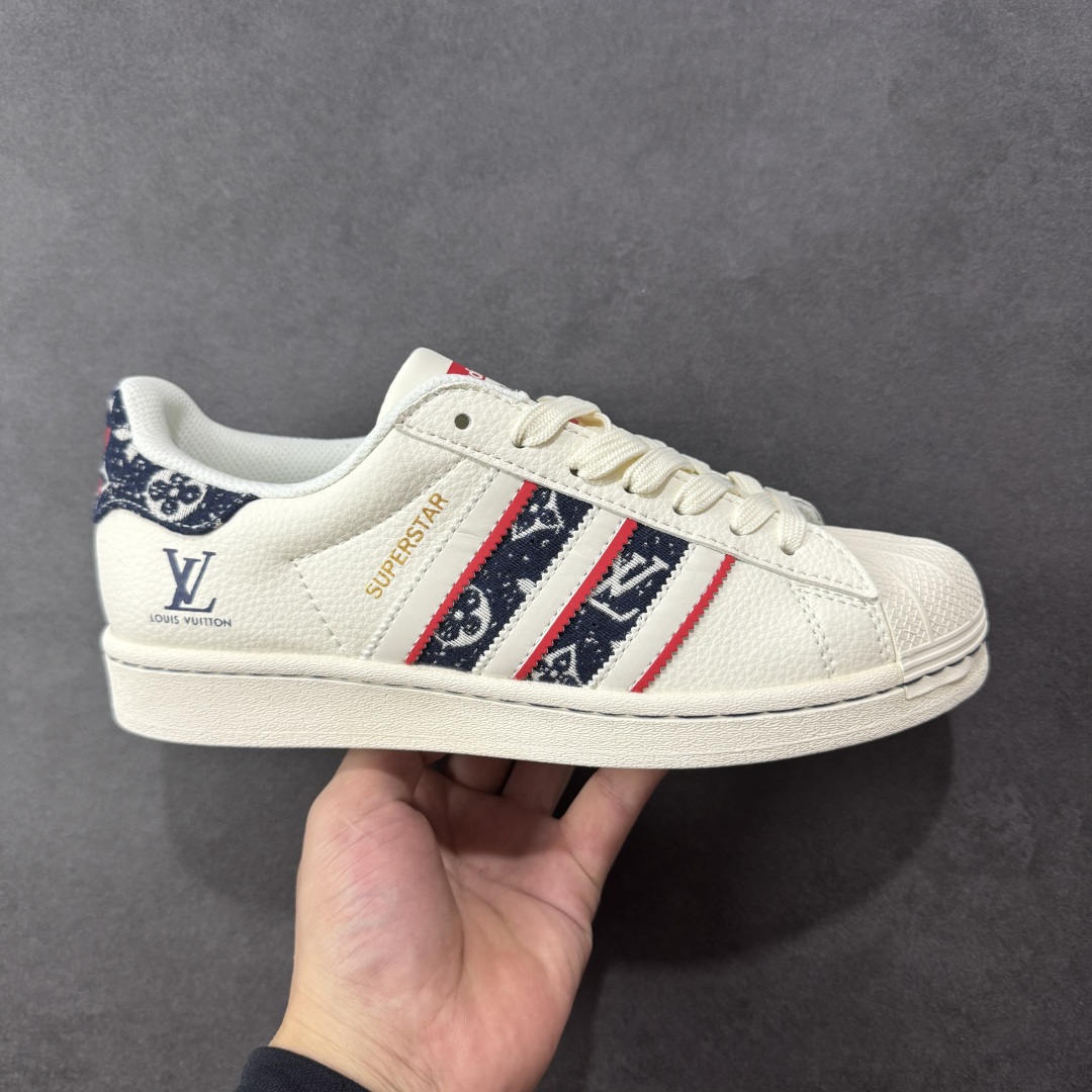 【定制版】AD Originals Superstar x Louis Vuitton 白黑 采用全新头层拼接皮革材质 后跟采用特色3D立体印字 渠道正品订单 诠释市场最高工艺水平 全鞋进口头层皮料打造 区别市面普通真标版本,进出专柜无压力 货号:JY8909 尺码:36-45 编码:CC290300-选品中心