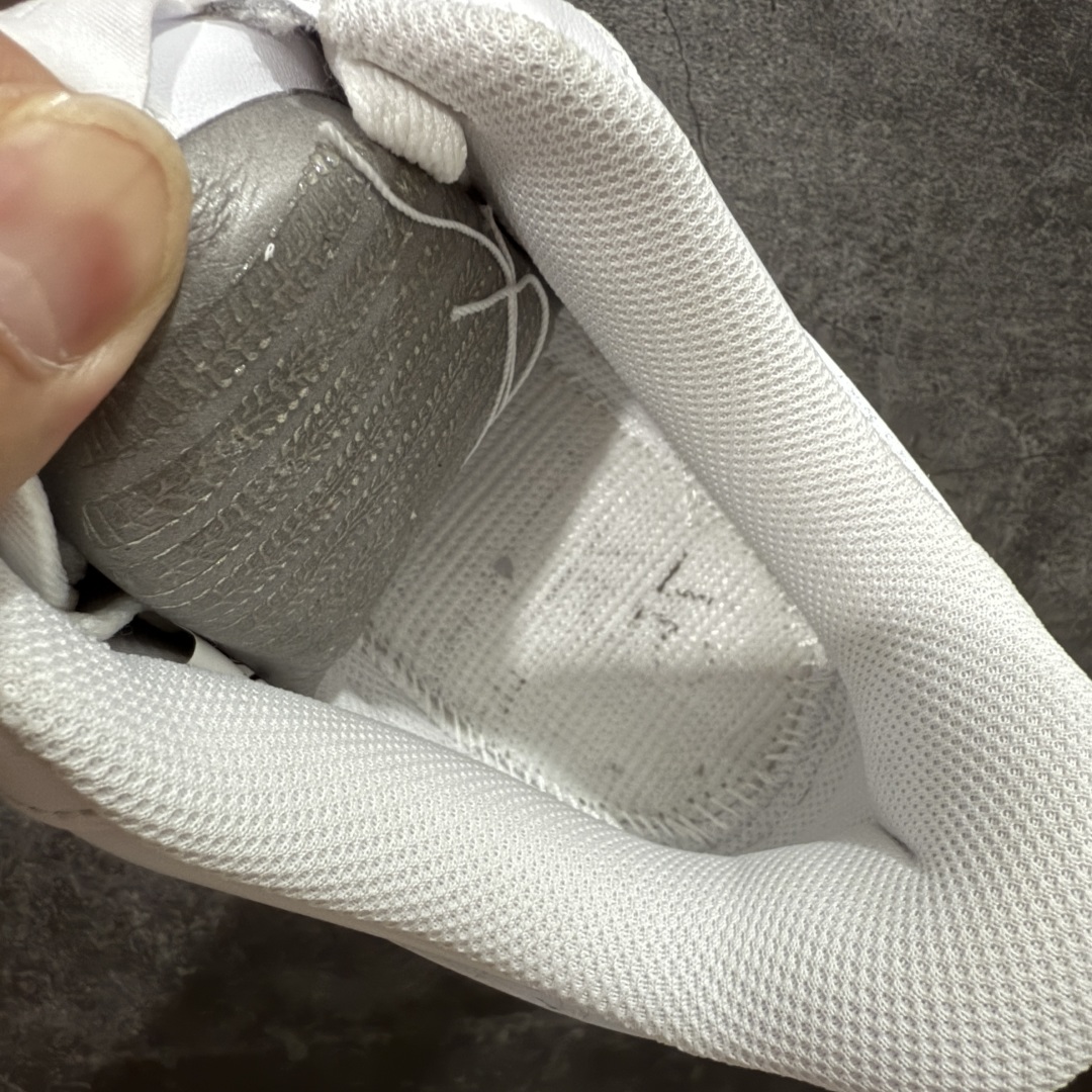 图片[7]-【纯原头层版】NK Air Force 1 Low \’07 空军一号低帮经典板鞋 纯白 CW2288-111 顶级空军 皮料质感可媲美og版 细节吊打市场其他代号版本 全鞋电脑针车 工整有序 原厂港宝加持完美还原灵魂版型 原盒原配从里到外百分百还原 原厂全头层原厂皮料 原标原盒 内置Sole气垫 中底白色背胶 中底划线 已经无限的接近公司 原厂楦头 原厂刺绣 后跟弧度修正 正确中底四线防伪 尺码：36 36.5 37.5 38 38.5 39 40 40.5 41 42 42.5 43 44 44.5 45 46-选品中心