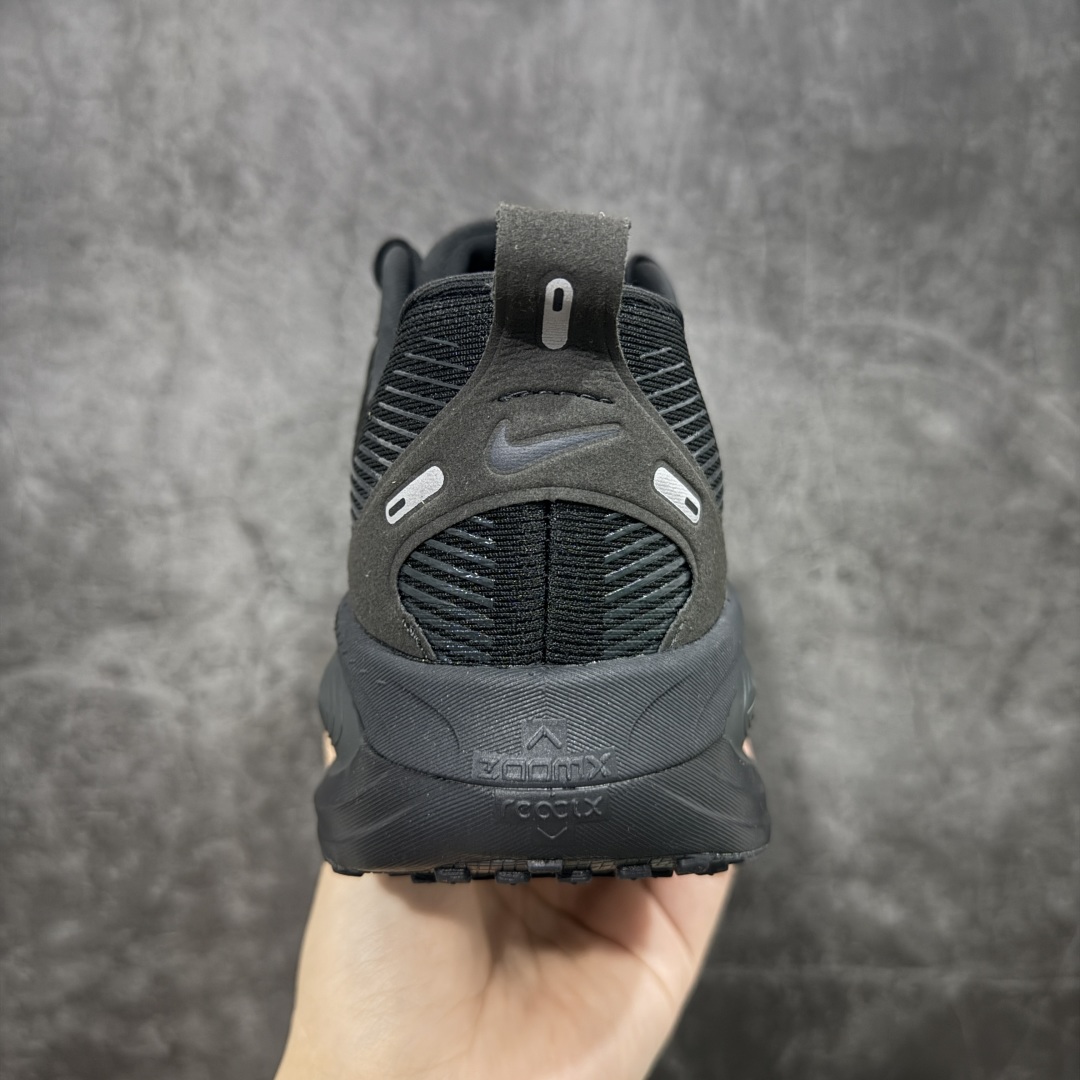 图片[4]-【XE纯原版】Nike Air Zoom Vomero 18 全新科技运动跑鞋 HM6803-005    目前市场最强品质 原版购入开发 鞋面采用硅胶发泡立体印刷 分体式组合大底 上层超临界ZOOM X泡棉 下层一次ReactX泡棉 区别市场一体底 超高质检清洁度 一切材质配件均与原版一致 原楦原纸板开发 匹配原版98%以上 完美弧度版型 原厂鞋标 立体反光鞋盒标 鞋盒防撞海绵 高端玩家必推版本 高价零售必推版本 欢迎对比市面任意版本‼️ 这双鞋简直是时尚与科技的完美融合。 经典黑色鞋面，质感爆棚，搭配超亮眼的银色大勾子，瞬间成为街头焦点。不仅颜值在线，缓震性能更是一绝 不管是日常出街还是慢跑锻炼，都能给双脚极致舒适体验。  码数超全，39- 46 码任你选！别犹豫啦，穿上它，轻松走出潮流范，开启你的时尚运动新旅程！ 码段：39-46-选品中心
