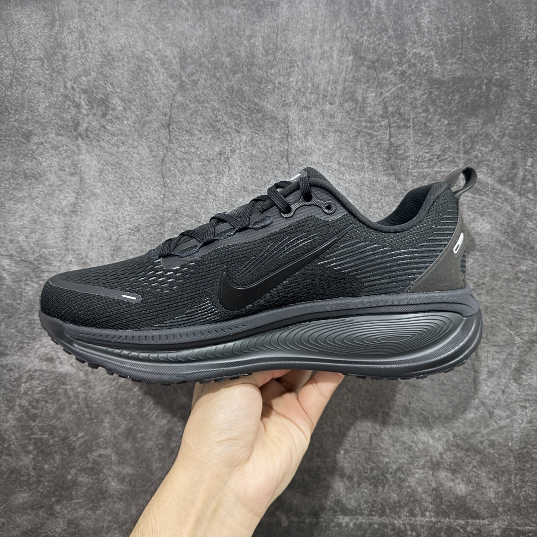 图片[2]-【XE纯原版】Nike Air Zoom Vomero 18 全新科技运动跑鞋 HM6803-005    目前市场最强品质 原版购入开发 鞋面采用硅胶发泡立体印刷 分体式组合大底 上层超临界ZOOM X泡棉 下层一次ReactX泡棉 区别市场一体底 超高质检清洁度 一切材质配件均与原版一致 原楦原纸板开发 匹配原版98%以上 完美弧度版型 原厂鞋标 立体反光鞋盒标 鞋盒防撞海绵 高端玩家必推版本 高价零售必推版本 欢迎对比市面任意版本‼️ 这双鞋简直是时尚与科技的完美融合。 经典黑色鞋面，质感爆棚，搭配超亮眼的银色大勾子，瞬间成为街头焦点。不仅颜值在线，缓震性能更是一绝 不管是日常出街还是慢跑锻炼，都能给双脚极致舒适体验。  码数超全，39- 46 码任你选！别犹豫啦，穿上它，轻松走出潮流范，开启你的时尚运动新旅程！ 码段：39-46-选品中心