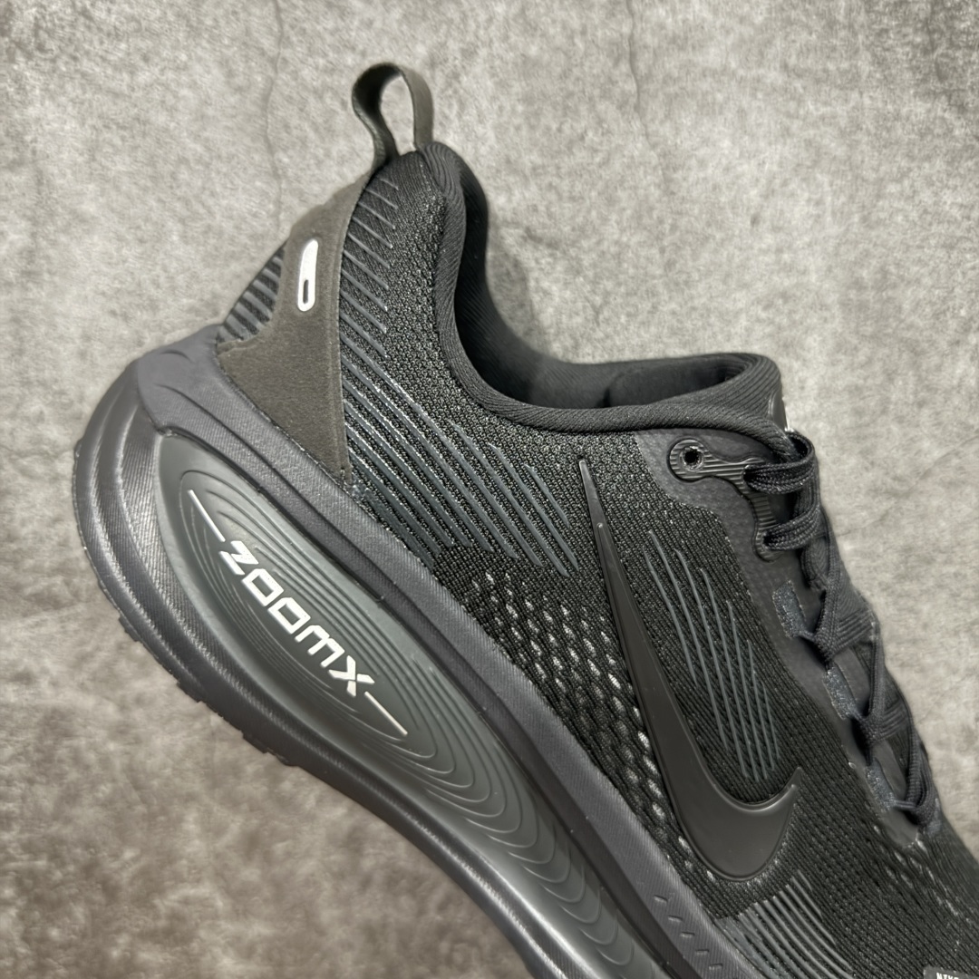 图片[7]-【XE纯原版】Nike Air Zoom Vomero 18 全新科技运动跑鞋 HM6803-005    目前市场最强品质 原版购入开发 鞋面采用硅胶发泡立体印刷 分体式组合大底 上层超临界ZOOM X泡棉 下层一次ReactX泡棉 区别市场一体底 超高质检清洁度 一切材质配件均与原版一致 原楦原纸板开发 匹配原版98%以上 完美弧度版型 原厂鞋标 立体反光鞋盒标 鞋盒防撞海绵 高端玩家必推版本 高价零售必推版本 欢迎对比市面任意版本‼️ 这双鞋简直是时尚与科技的完美融合。 经典黑色鞋面，质感爆棚，搭配超亮眼的银色大勾子，瞬间成为街头焦点。不仅颜值在线，缓震性能更是一绝 不管是日常出街还是慢跑锻炼，都能给双脚极致舒适体验。  码数超全，39- 46 码任你选！别犹豫啦，穿上它，轻松走出潮流范，开启你的时尚运动新旅程！ 码段：39-46-选品中心