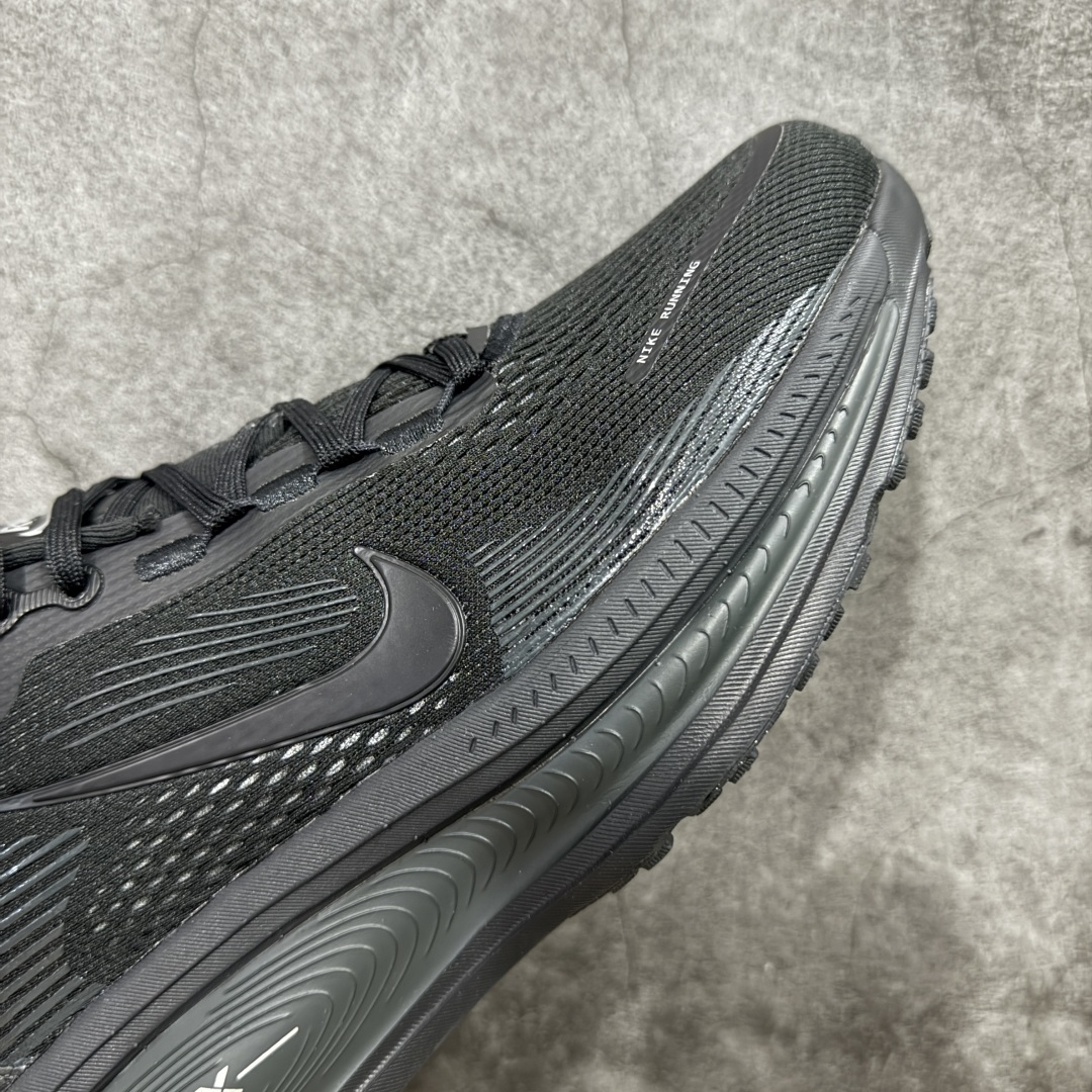 图片[6]-【XE纯原版】Nike Air Zoom Vomero 18 全新科技运动跑鞋 HM6803-005    目前市场最强品质 原版购入开发 鞋面采用硅胶发泡立体印刷 分体式组合大底 上层超临界ZOOM X泡棉 下层一次ReactX泡棉 区别市场一体底 超高质检清洁度 一切材质配件均与原版一致 原楦原纸板开发 匹配原版98%以上 完美弧度版型 原厂鞋标 立体反光鞋盒标 鞋盒防撞海绵 高端玩家必推版本 高价零售必推版本 欢迎对比市面任意版本‼️ 这双鞋简直是时尚与科技的完美融合。 经典黑色鞋面，质感爆棚，搭配超亮眼的银色大勾子，瞬间成为街头焦点。不仅颜值在线，缓震性能更是一绝 不管是日常出街还是慢跑锻炼，都能给双脚极致舒适体验。  码数超全，39- 46 码任你选！别犹豫啦，穿上它，轻松走出潮流范，开启你的时尚运动新旅程！ 码段：39-46-选品中心
