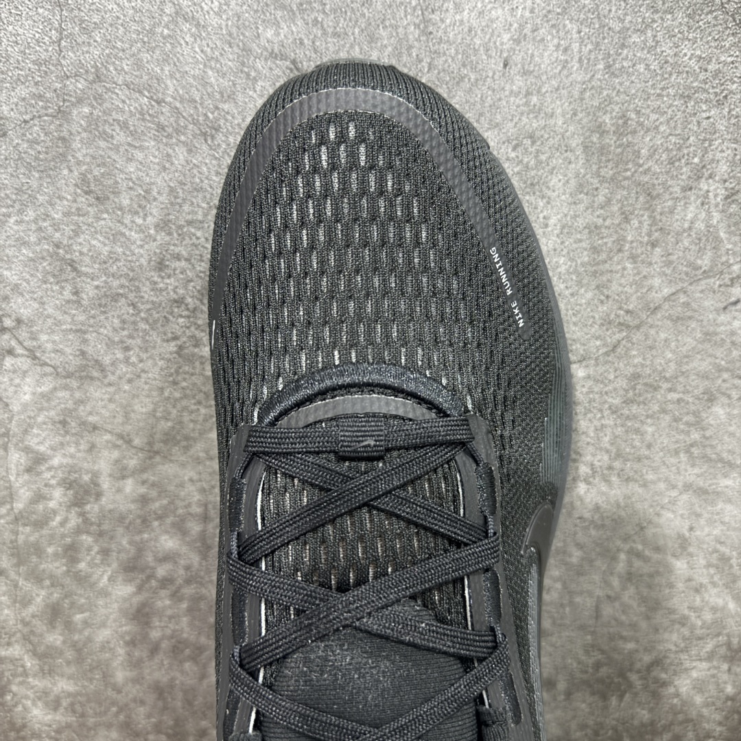 图片[5]-【XE纯原版】Nike Air Zoom Vomero 18 全新科技运动跑鞋 HM6803-005    目前市场最强品质 原版购入开发 鞋面采用硅胶发泡立体印刷 分体式组合大底 上层超临界ZOOM X泡棉 下层一次ReactX泡棉 区别市场一体底 超高质检清洁度 一切材质配件均与原版一致 原楦原纸板开发 匹配原版98%以上 完美弧度版型 原厂鞋标 立体反光鞋盒标 鞋盒防撞海绵 高端玩家必推版本 高价零售必推版本 欢迎对比市面任意版本‼️ 这双鞋简直是时尚与科技的完美融合。 经典黑色鞋面，质感爆棚，搭配超亮眼的银色大勾子，瞬间成为街头焦点。不仅颜值在线，缓震性能更是一绝 不管是日常出街还是慢跑锻炼，都能给双脚极致舒适体验。  码数超全，39- 46 码任你选！别犹豫啦，穿上它，轻松走出潮流范，开启你的时尚运动新旅程！ 码段：39-46-选品中心