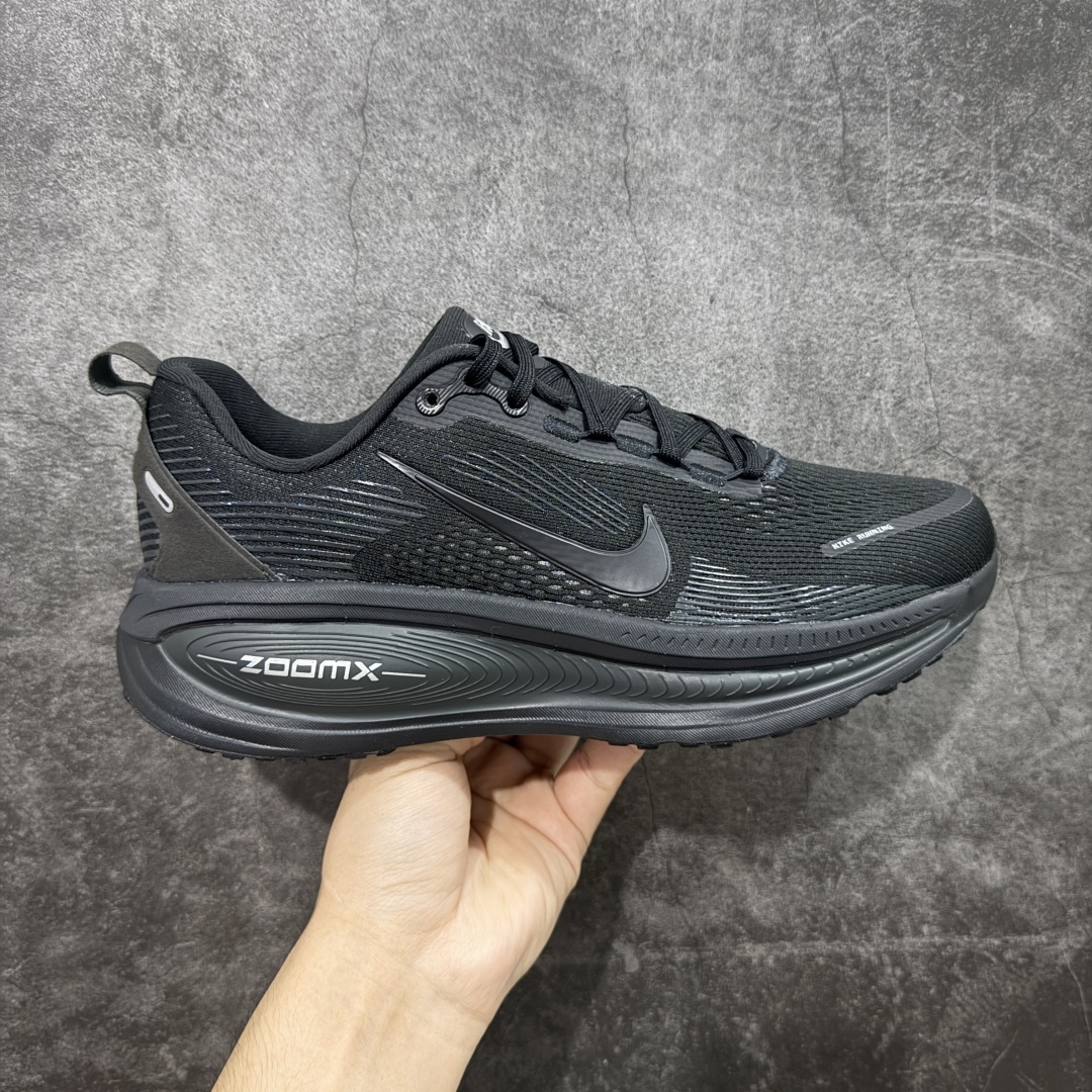 【XE纯原版】Nike Air Zoom Vomero 18 全新科技运动跑鞋 HM6803-005    目前市场最强品质 原版购入开发 鞋面采用硅胶发泡立体印刷 分体式组合大底 上层超临界ZOOM X泡棉 下层一次ReactX泡棉 区别市场一体底 超高质检清洁度 一切材质配件均与原版一致 原楦原纸板开发 匹配原版98%以上 完美弧度版型 原厂鞋标 立体反光鞋盒标 鞋盒防撞海绵 高端玩家必推版本 高价零售必推版本 欢迎对比市面任意版本‼️ 这双鞋简直是时尚与科技的完美融合。 经典黑色鞋面，质感爆棚，搭配超亮眼的银色大勾子，瞬间成为街头焦点。不仅颜值在线，缓震性能更是一绝 不管是日常出街还是慢跑锻炼，都能给双脚极致舒适体验。  码数超全，39- 46 码任你选！别犹豫啦，穿上它，轻松走出潮流范，开启你的时尚运动新旅程！ 码段：39-46-选品中心