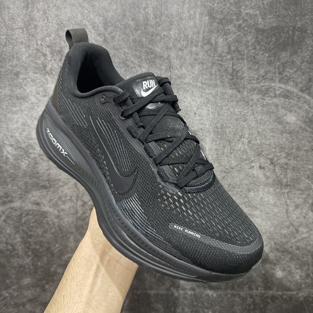 图片[3]-【XE纯原版】Nike Air Zoom Vomero 18 全新科技运动跑鞋 HM6803-005    目前市场最强品质 原版购入开发 鞋面采用硅胶发泡立体印刷 分体式组合大底 上层超临界ZOOM X泡棉 下层一次ReactX泡棉 区别市场一体底 超高质检清洁度 一切材质配件均与原版一致 原楦原纸板开发 匹配原版98%以上 完美弧度版型 原厂鞋标 立体反光鞋盒标 鞋盒防撞海绵 高端玩家必推版本 高价零售必推版本 欢迎对比市面任意版本‼️ 这双鞋简直是时尚与科技的完美融合。 经典黑色鞋面，质感爆棚，搭配超亮眼的银色大勾子，瞬间成为街头焦点。不仅颜值在线，缓震性能更是一绝 不管是日常出街还是慢跑锻炼，都能给双脚极致舒适体验。  码数超全，39- 46 码任你选！别犹豫啦，穿上它，轻松走出潮流范，开启你的时尚运动新旅程！ 码段：39-46-选品中心