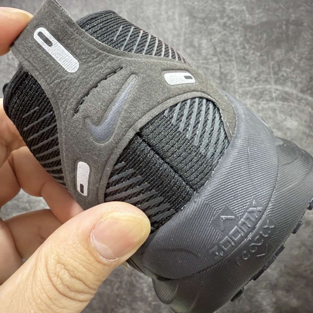 图片[2]-【XE纯原版】Nike Air Zoom Vomero 18 全新科技运动跑鞋 HM6803-005    目前市场最强品质 原版购入开发 鞋面采用硅胶发泡立体印刷 分体式组合大底 上层超临界ZOOM X泡棉 下层一次ReactX泡棉 区别市场一体底 超高质检清洁度 一切材质配件均与原版一致 原楦原纸板开发 匹配原版98%以上 完美弧度版型 原厂鞋标 立体反光鞋盒标 鞋盒防撞海绵 高端玩家必推版本 高价零售必推版本 欢迎对比市面任意版本‼️ 这双鞋简直是时尚与科技的完美融合。 经典黑色鞋面，质感爆棚，搭配超亮眼的银色大勾子，瞬间成为街头焦点。不仅颜值在线，缓震性能更是一绝 不管是日常出街还是慢跑锻炼，都能给双脚极致舒适体验。  码数超全，39- 46 码任你选！别犹豫啦，穿上它，轻松走出潮流范，开启你的时尚运动新旅程！ 码段：39-46-选品中心