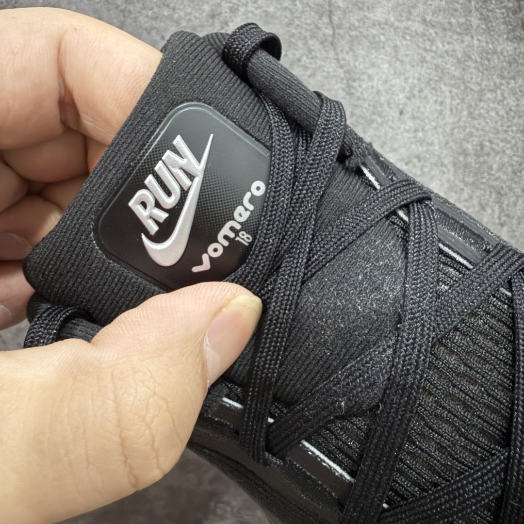 图片[7]-【XE纯原版】Nike Air Zoom Vomero 18 全新科技运动跑鞋 HM6803-005    目前市场最强品质 原版购入开发 鞋面采用硅胶发泡立体印刷 分体式组合大底 上层超临界ZOOM X泡棉 下层一次ReactX泡棉 区别市场一体底 超高质检清洁度 一切材质配件均与原版一致 原楦原纸板开发 匹配原版98%以上 完美弧度版型 原厂鞋标 立体反光鞋盒标 鞋盒防撞海绵 高端玩家必推版本 高价零售必推版本 欢迎对比市面任意版本‼️ 这双鞋简直是时尚与科技的完美融合。 经典黑色鞋面，质感爆棚，搭配超亮眼的银色大勾子，瞬间成为街头焦点。不仅颜值在线，缓震性能更是一绝 不管是日常出街还是慢跑锻炼，都能给双脚极致舒适体验。  码数超全，39- 46 码任你选！别犹豫啦，穿上它，轻松走出潮流范，开启你的时尚运动新旅程！ 码段：39-46-选品中心