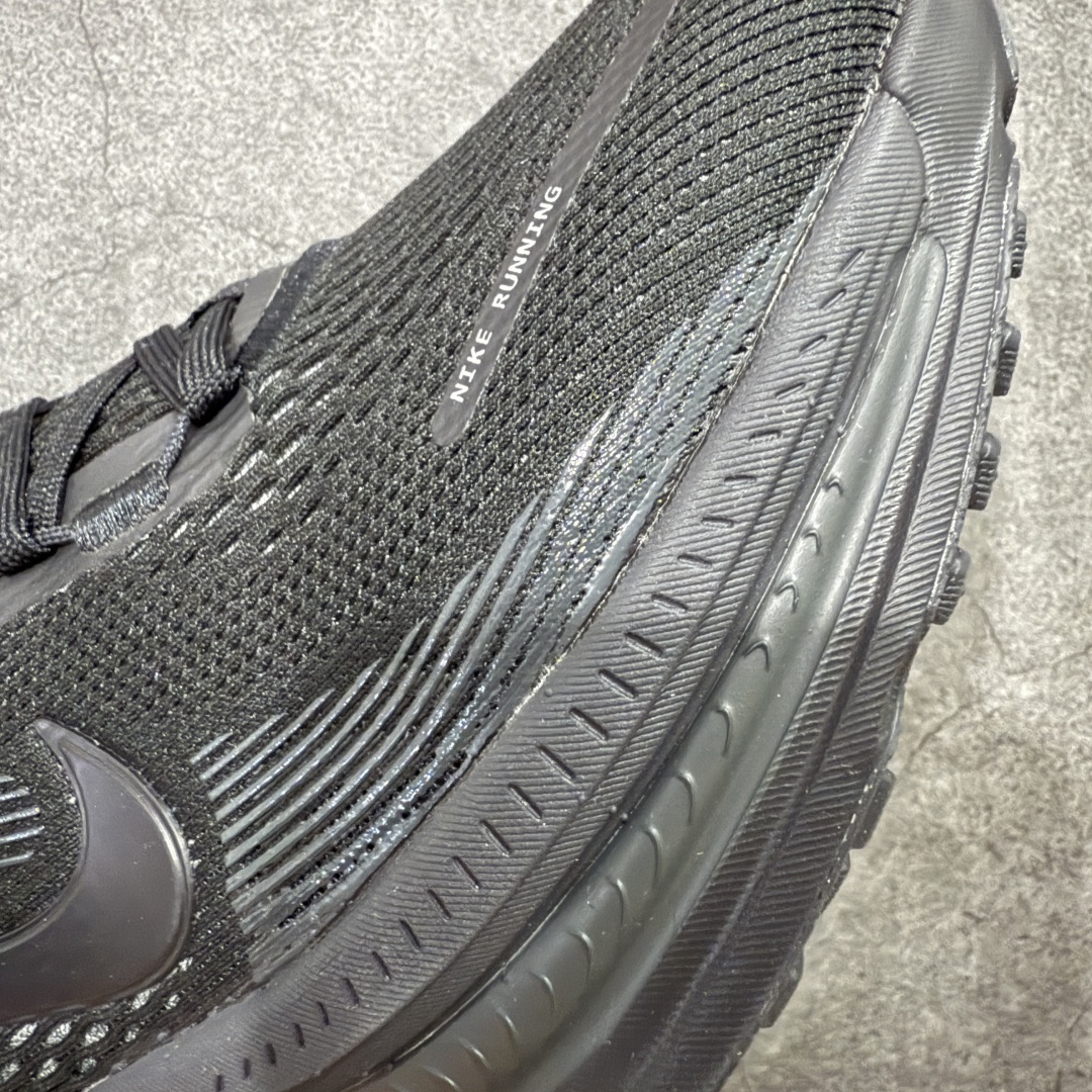 图片[5]-【XE纯原版】Nike Air Zoom Vomero 18 全新科技运动跑鞋 HM6803-005    目前市场最强品质 原版购入开发 鞋面采用硅胶发泡立体印刷 分体式组合大底 上层超临界ZOOM X泡棉 下层一次ReactX泡棉 区别市场一体底 超高质检清洁度 一切材质配件均与原版一致 原楦原纸板开发 匹配原版98%以上 完美弧度版型 原厂鞋标 立体反光鞋盒标 鞋盒防撞海绵 高端玩家必推版本 高价零售必推版本 欢迎对比市面任意版本‼️ 这双鞋简直是时尚与科技的完美融合。 经典黑色鞋面，质感爆棚，搭配超亮眼的银色大勾子，瞬间成为街头焦点。不仅颜值在线，缓震性能更是一绝 不管是日常出街还是慢跑锻炼，都能给双脚极致舒适体验。  码数超全，39- 46 码任你选！别犹豫啦，穿上它，轻松走出潮流范，开启你的时尚运动新旅程！ 码段：39-46-选品中心