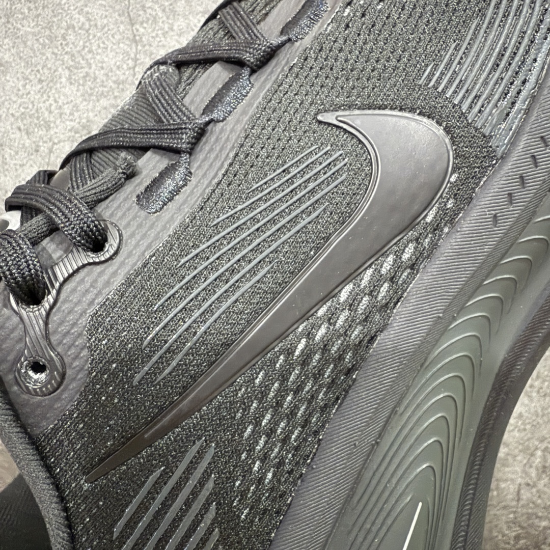 图片[4]-【XE纯原版】Nike Air Zoom Vomero 18 全新科技运动跑鞋 HM6803-005    目前市场最强品质 原版购入开发 鞋面采用硅胶发泡立体印刷 分体式组合大底 上层超临界ZOOM X泡棉 下层一次ReactX泡棉 区别市场一体底 超高质检清洁度 一切材质配件均与原版一致 原楦原纸板开发 匹配原版98%以上 完美弧度版型 原厂鞋标 立体反光鞋盒标 鞋盒防撞海绵 高端玩家必推版本 高价零售必推版本 欢迎对比市面任意版本‼️ 这双鞋简直是时尚与科技的完美融合。 经典黑色鞋面，质感爆棚，搭配超亮眼的银色大勾子，瞬间成为街头焦点。不仅颜值在线，缓震性能更是一绝 不管是日常出街还是慢跑锻炼，都能给双脚极致舒适体验。  码数超全，39- 46 码任你选！别犹豫啦，穿上它，轻松走出潮流范，开启你的时尚运动新旅程！ 码段：39-46-选品中心