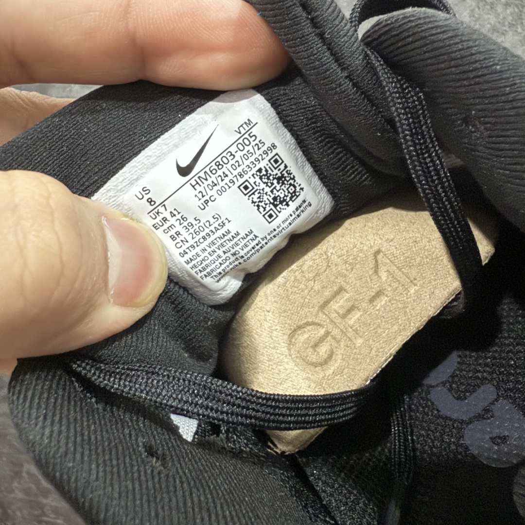 图片[8]-【XE纯原版】Nike Air Zoom Vomero 18 全新科技运动跑鞋 HM6803-005    目前市场最强品质 原版购入开发 鞋面采用硅胶发泡立体印刷 分体式组合大底 上层超临界ZOOM X泡棉 下层一次ReactX泡棉 区别市场一体底 超高质检清洁度 一切材质配件均与原版一致 原楦原纸板开发 匹配原版98%以上 完美弧度版型 原厂鞋标 立体反光鞋盒标 鞋盒防撞海绵 高端玩家必推版本 高价零售必推版本 欢迎对比市面任意版本‼️ 这双鞋简直是时尚与科技的完美融合。 经典黑色鞋面，质感爆棚，搭配超亮眼的银色大勾子，瞬间成为街头焦点。不仅颜值在线，缓震性能更是一绝 不管是日常出街还是慢跑锻炼，都能给双脚极致舒适体验。  码数超全，39- 46 码任你选！别犹豫啦，穿上它，轻松走出潮流范，开启你的时尚运动新旅程！ 码段：39-46-选品中心
