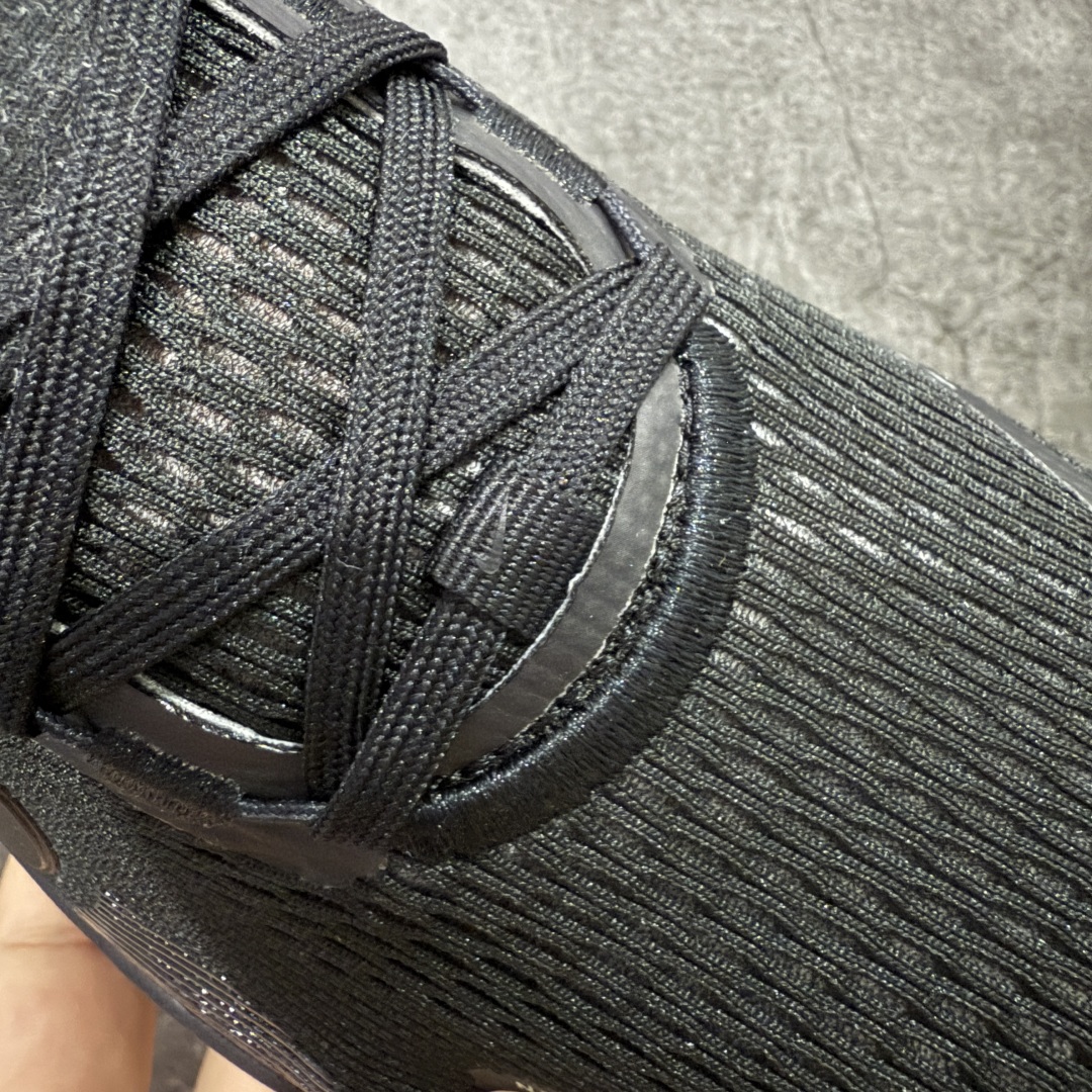 图片[6]-【XE纯原版】Nike Air Zoom Vomero 18 全新科技运动跑鞋 HM6803-005    目前市场最强品质 原版购入开发 鞋面采用硅胶发泡立体印刷 分体式组合大底 上层超临界ZOOM X泡棉 下层一次ReactX泡棉 区别市场一体底 超高质检清洁度 一切材质配件均与原版一致 原楦原纸板开发 匹配原版98%以上 完美弧度版型 原厂鞋标 立体反光鞋盒标 鞋盒防撞海绵 高端玩家必推版本 高价零售必推版本 欢迎对比市面任意版本‼️ 这双鞋简直是时尚与科技的完美融合。 经典黑色鞋面，质感爆棚，搭配超亮眼的银色大勾子，瞬间成为街头焦点。不仅颜值在线，缓震性能更是一绝 不管是日常出街还是慢跑锻炼，都能给双脚极致舒适体验。  码数超全，39- 46 码任你选！别犹豫啦，穿上它，轻松走出潮流范，开启你的时尚运动新旅程！ 码段：39-46-选品中心