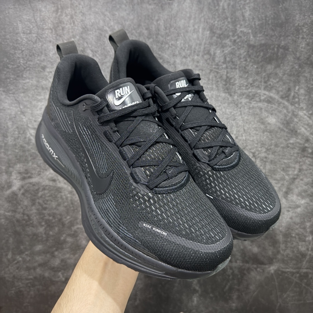 【XE纯原版】Nike Air Zoom Vomero 18 全新科技运动跑鞋 HM6803-005    目前市场最强品质 原版购入开发 鞋面采用硅胶发泡立体印刷 分体式组合大底 上层超临界ZOOM X泡棉 下层一次ReactX泡棉 区别市场一体底 超高质检清洁度 一切材质配件均与原版一致 原楦原纸板开发 匹配原版98%以上 完美弧度版型 原厂鞋标 立体反光鞋盒标 鞋盒防撞海绵 高端玩家必推版本 高价零售必推版本 欢迎对比市面任意版本‼️ 这双鞋简直是时尚与科技的完美融合。 经典黑色鞋面，质感爆棚，搭配超亮眼的银色大勾子，瞬间成为街头焦点。不仅颜值在线，缓震性能更是一绝 不管是日常出街还是慢跑锻炼，都能给双脚极致舒适体验。  码数超全，39- 46 码任你选！别犹豫啦，穿上它，轻松走出潮流范，开启你的时尚运动新旅程！ 码段：39-46-选品中心