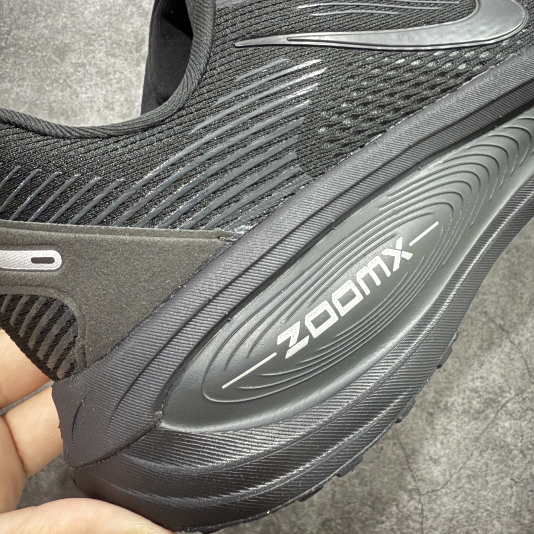 图片[3]-【XE纯原版】Nike Air Zoom Vomero 18 全新科技运动跑鞋 HM6803-005    目前市场最强品质 原版购入开发 鞋面采用硅胶发泡立体印刷 分体式组合大底 上层超临界ZOOM X泡棉 下层一次ReactX泡棉 区别市场一体底 超高质检清洁度 一切材质配件均与原版一致 原楦原纸板开发 匹配原版98%以上 完美弧度版型 原厂鞋标 立体反光鞋盒标 鞋盒防撞海绵 高端玩家必推版本 高价零售必推版本 欢迎对比市面任意版本‼️ 这双鞋简直是时尚与科技的完美融合。 经典黑色鞋面，质感爆棚，搭配超亮眼的银色大勾子，瞬间成为街头焦点。不仅颜值在线，缓震性能更是一绝 不管是日常出街还是慢跑锻炼，都能给双脚极致舒适体验。  码数超全，39- 46 码任你选！别犹豫啦，穿上它，轻松走出潮流范，开启你的时尚运动新旅程！ 码段：39-46-选品中心