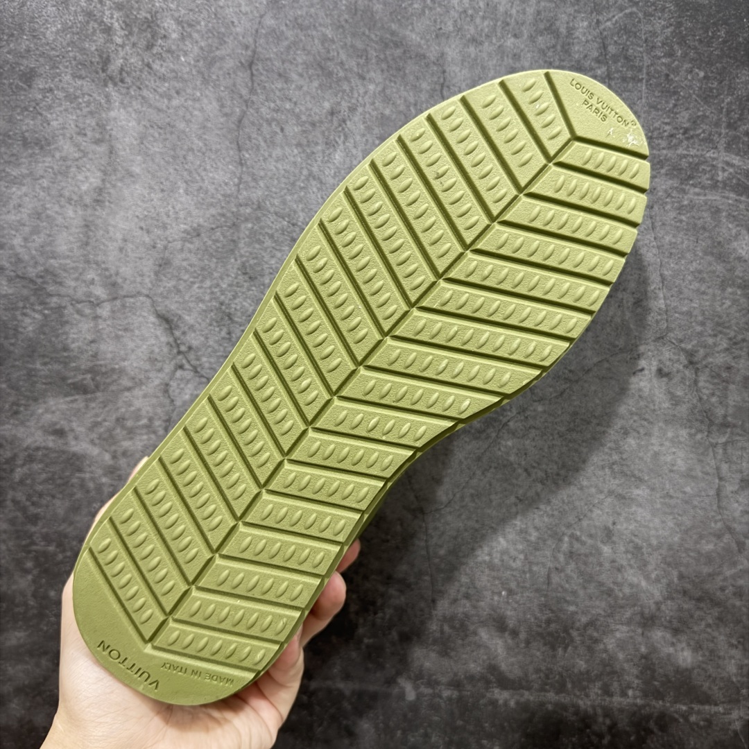 图片[9]-【外贸专供版】Nigo x Louis Vuitton LV联名款 阿甘 低帮运动休闲鞋 大厂出品 品质板正 此次系列包括从简约风格的运动鞋到引人注目的跑鞋 LV 以其标志性的厚底和现代美学脱颖而出 而其他款式则采用了奢华的麂皮 皮革和帆布等材质 一些运动鞋设计富有未来感 强调功能性与舒适性 并向运动风格的奢华鞋履迈进 每个细节都按原版1：1开发 面料 头层皮 内里 进口透气网里 鞋底原版开模防滑TPU材质 底厚3CM 尺码：36 37 38 39 40 41 42 43 44 45 46-选品中心