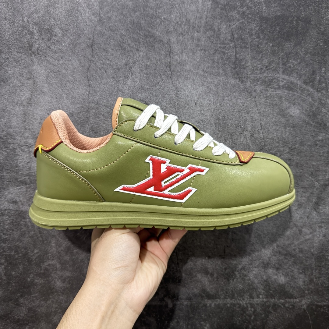 【外贸专供版】Nigo x Louis Vuitton LV联名款 阿甘 低帮运动休闲鞋 大厂出品 品质板正 此次系列包括从简约风格的运动鞋到引人注目的跑鞋 LV 以其标志性的厚底和现代美学脱颖而出 而其他款式则采用了奢华的麂皮 皮革和帆布等材质 一些运动鞋设计富有未来感 强调功能性与舒适性 并向运动风格的奢华鞋履迈进 每个细节都按原版1:1开发 面料 头层皮 内里 进口透气网里 鞋底原版开模防滑TPU材质 底厚3CM 尺码:36 37 38 39 40 41 42 43 44 45 46-选品中心