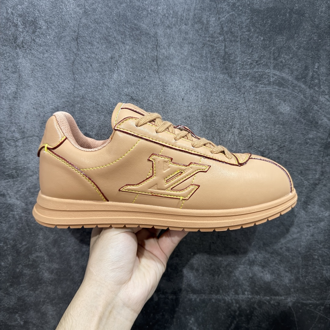 【外贸专供版】Nigo x Louis Vuitton LV联名款 阿甘 低帮运动休闲鞋 大厂出品 品质板正 此次系列包括从简约风格的运动鞋到引人注目的跑鞋 LV 以其标志性的厚底和现代美学脱颖而出 而其他款式则采用了奢华的麂皮 皮革和帆布等材质 一些运动鞋设计富有未来感 强调功能性与舒适性 并向运动风格的奢华鞋履迈进 每个细节都按原版1:1开发 面料 头层皮 内里 进口透气网里 鞋底原版开模防滑TPU材质 底厚3CM 尺码:36 37 38 39 40 41 42 43 44 45 46-选品中心