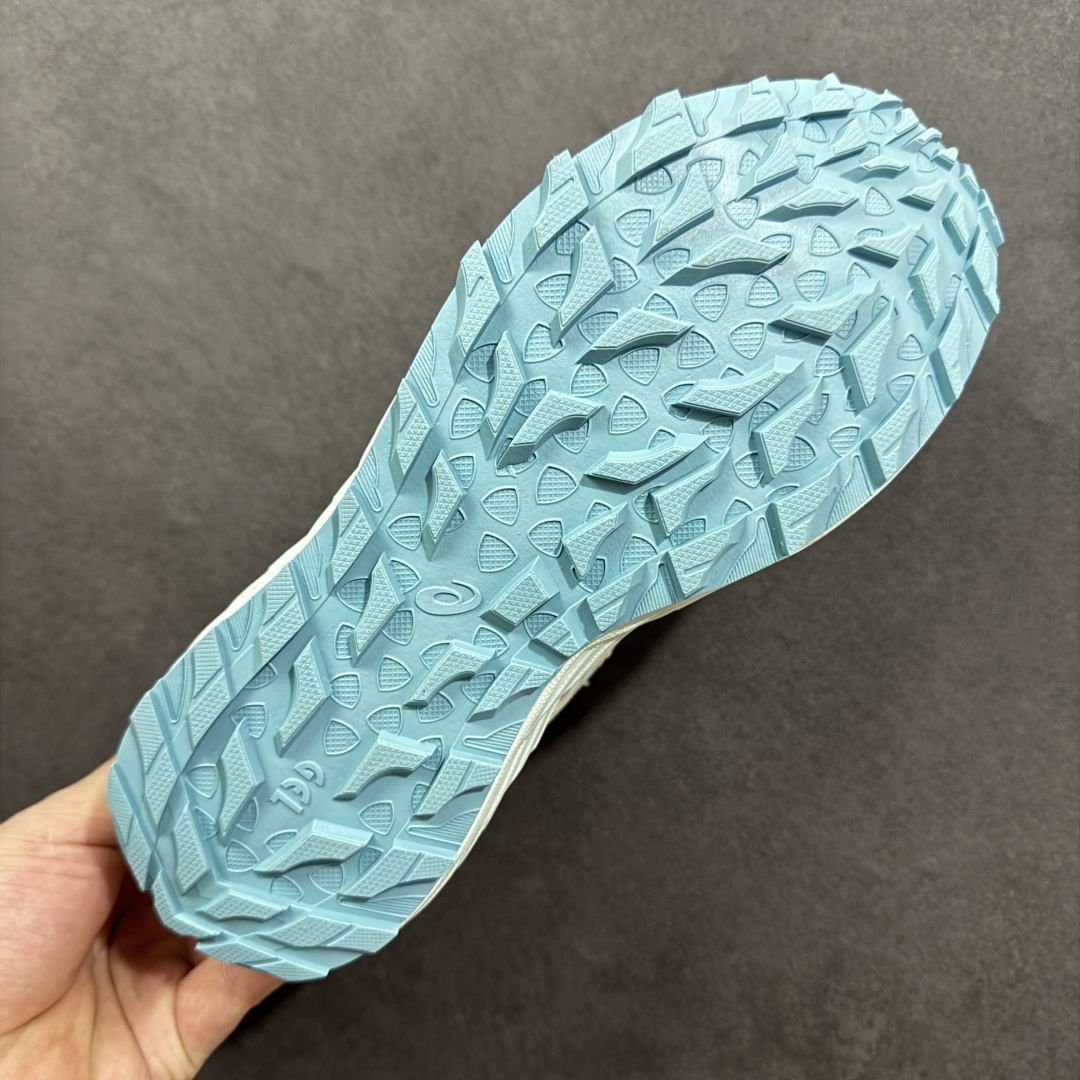 图片[9]-【公司级】亚瑟士 ASICS GEL-SONOMA CN 轻盈舒适耐磨透气 低帮 洞洞鞋 凉鞋 复古缓震越野运动鞋1012B584-021 硬核户外党必入的3大理由 ✅ “踩碎石如平地”的抓地黑科技，独家 **AHAR耐磨外底** +逆向齿纹设计，实测雨后青石板路零打滑！陡坡下冲时脚掌像被“钉”在地面，防滑性能吊打普通跑鞋 ✅ GEL缓震+透气网布的“矛盾组合”**后跟内置 **亚瑟士GEL胶**，跳落差2米的岩石地膝盖无震感；鞋头却用 **mono纱透气网布**，38℃高温徒步也不闷脚 ✅ 轻到能追山羊的越野神器，单只鞋仅285g（男码42），比一瓶矿泉水还轻！周末穿越10公里山林，脚踝毫无拖坠感，灵活度堪比轻量化登山鞋。 货号： 1012B656-101 尺码： 35.5-45 编码： YQB230240-选品中心