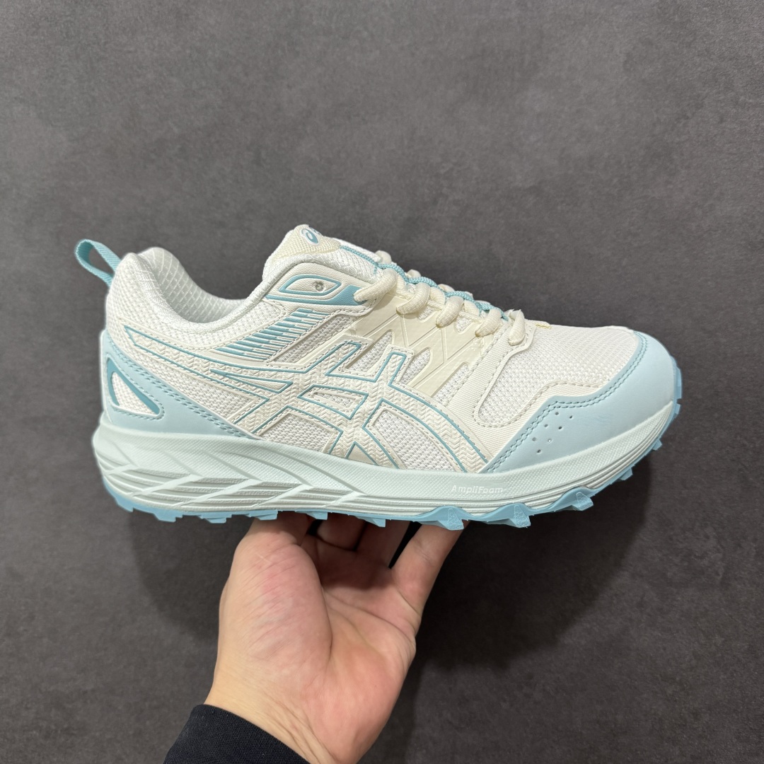 【公司级】亚瑟士 ASICS GEL-SONOMA CN 轻盈舒适耐磨透气 低帮 洞洞鞋 凉鞋 复古缓震越野运动鞋1012B584-021 硬核户外党必入的3大理由 ✅ “踩碎石如平地”的抓地黑科技,独家 **AHAR耐磨外底** +逆向齿纹设计,实测雨后青石板路零打滑!陡坡下冲时脚掌像被“钉”在地面,防滑性能吊打普通跑鞋 ✅ GEL缓震+透气网布的“矛盾组合”**后跟内置 **亚瑟士GEL胶**,跳落差2米的岩石地膝盖无震感;鞋头却用 **mono纱透气网布**,38℃高温徒步也不闷脚 ✅ 轻到能追山羊的越野神器,单只鞋仅285g(男码42),比一瓶矿泉水还轻!周末穿越10公里山林,脚踝毫无拖坠感,灵活度堪比轻量化登山鞋。 货号: 1012B656-101 尺码: 35.5-45 编码: YQB230240-选品中心