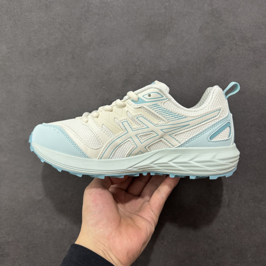 图片[2]-【公司级】亚瑟士 ASICS GEL-SONOMA CN 轻盈舒适耐磨透气 低帮 洞洞鞋 凉鞋 复古缓震越野运动鞋1012B584-021 硬核户外党必入的3大理由 ✅ “踩碎石如平地”的抓地黑科技，独家 **AHAR耐磨外底** +逆向齿纹设计，实测雨后青石板路零打滑！陡坡下冲时脚掌像被“钉”在地面，防滑性能吊打普通跑鞋 ✅ GEL缓震+透气网布的“矛盾组合”**后跟内置 **亚瑟士GEL胶**，跳落差2米的岩石地膝盖无震感；鞋头却用 **mono纱透气网布**，38℃高温徒步也不闷脚 ✅ 轻到能追山羊的越野神器，单只鞋仅285g（男码42），比一瓶矿泉水还轻！周末穿越10公里山林，脚踝毫无拖坠感，灵活度堪比轻量化登山鞋。 货号： 1012B656-101 尺码： 35.5-45 编码： YQB230240-选品中心