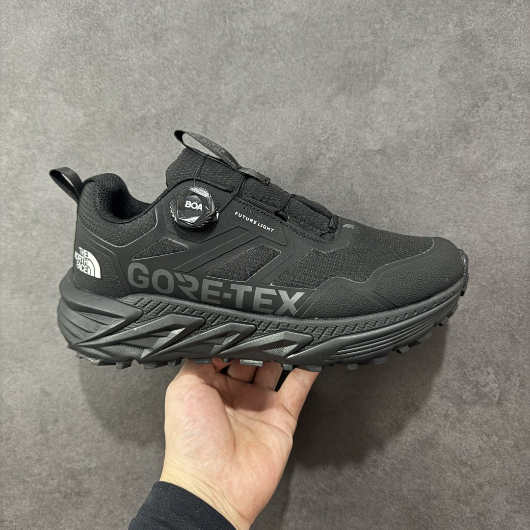 【公司级】The North Face 北面乐斯菲斯户外运动休闲登山鞋越野徒步鞋 广东大厂品质 面料采用进口磨砂牛皮 鞋底采用Vibram黄金大底 专门为鞋底设计的橡胶以出色的耐磨性 良好的防滑性或得不少户外运动爱好者的喜欢 专业户外登山品牌（北面）The North Face自1966年创立，由两位热爱登山徒步的年轻登山者于美西旧金山开创，不断透过研发与创新，并且将最先进的技术结合在服装与鞋款设计，生产多种外型帅气且专业能力非常强的户外运动装备而备受欢迎。 尺码：39-45（运动鞋码）-选品中心