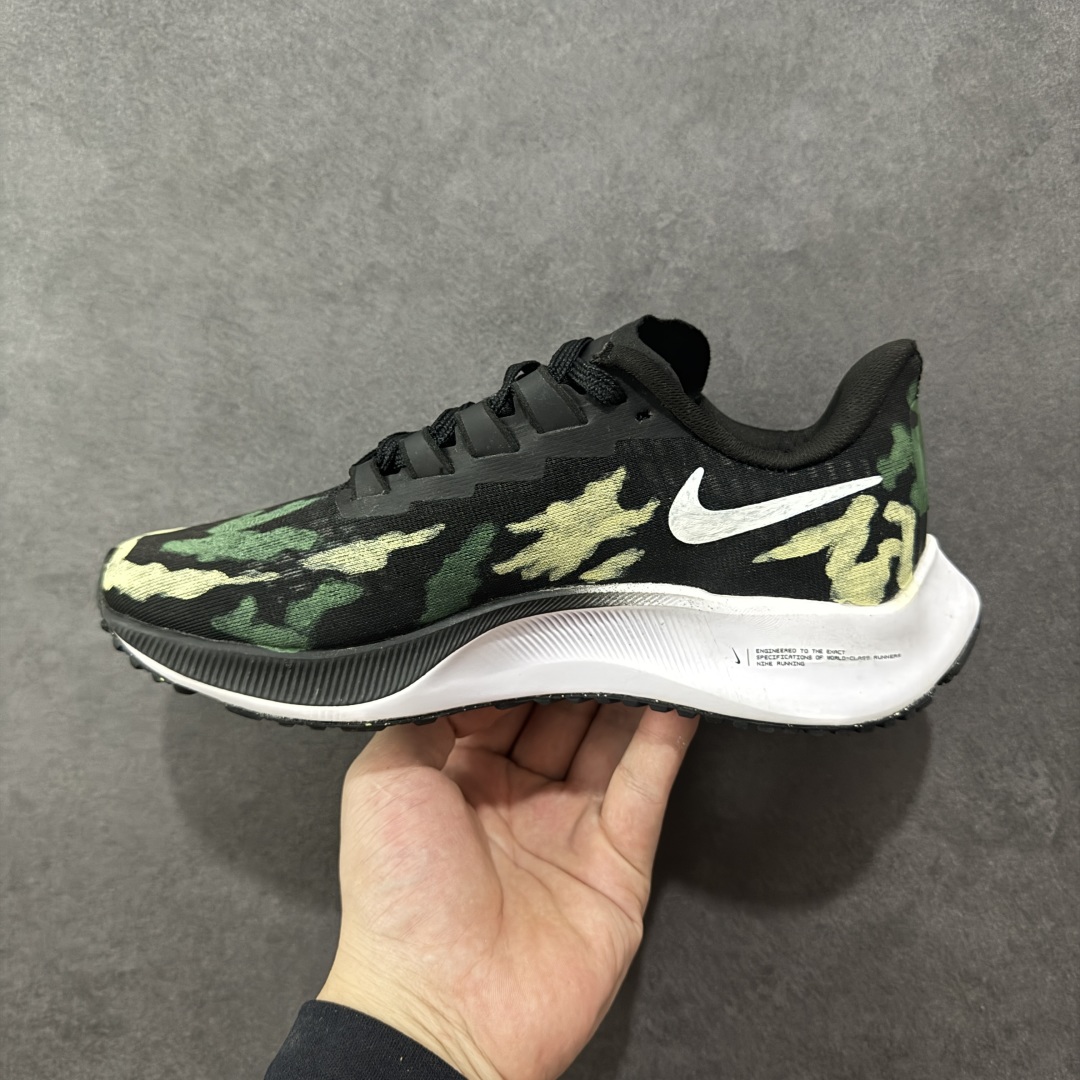 图片[2]-【定制版】Nike Pegasus 37 耐克 飞马37代 低帮 精锐之师 黑绿色 男女同款 赛博朋克 手绘潮流简约百搭防滑耐磨低邦跑步鞋 该定制版球鞋选用Nike Pegasus 37为原鞋，整双鞋以绿色为主，鞋身配色设计简约百搭，英文涂鸦点缀设计使其更有设计感。 货号：BQ9647-220 尺码：36-45带半码 编码：HXSA310320-选品中心