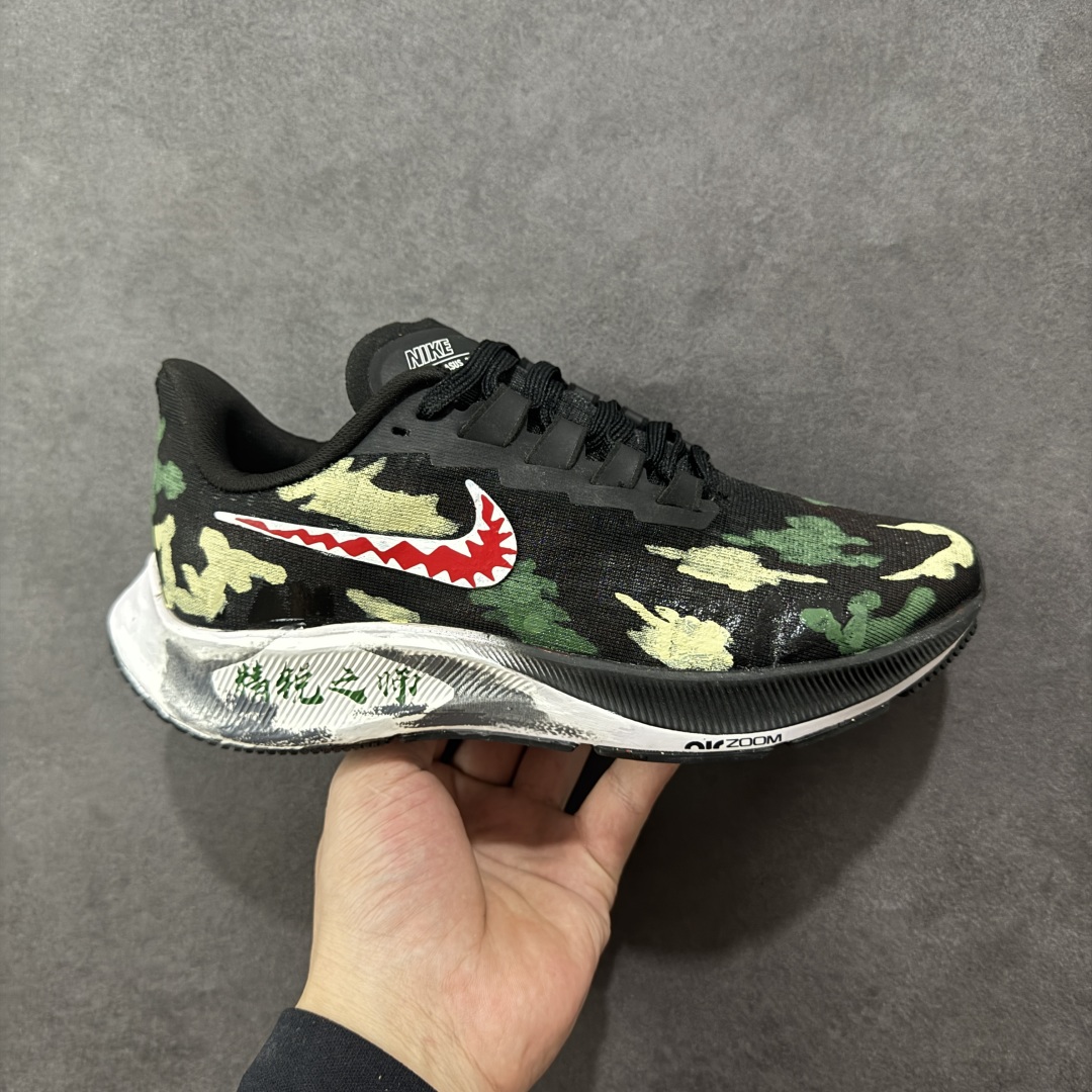 【定制版】Nike Pegasus 37 耐克 飞马37代 低帮 精锐之师 黑绿色 男女同款 赛博朋克 手绘潮流简约百搭防滑耐磨低邦跑步鞋 该定制版球鞋选用Nike Pegasus 37为原鞋,整双鞋以绿色为主,鞋身配色设计简约百搭,英文涂鸦点缀设计使其更有设计感。 货号:BQ9647-220 尺码:36-45带半码 编码:HXSA310320-选品中心