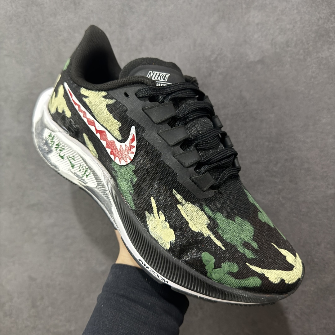 图片[3]-【定制版】Nike Pegasus 37 耐克 飞马37代 低帮 精锐之师 黑绿色 男女同款 赛博朋克 手绘潮流简约百搭防滑耐磨低邦跑步鞋 该定制版球鞋选用Nike Pegasus 37为原鞋，整双鞋以绿色为主，鞋身配色设计简约百搭，英文涂鸦点缀设计使其更有设计感。 货号：BQ9647-220 尺码：36-45带半码 编码：HXSA310320-选品中心