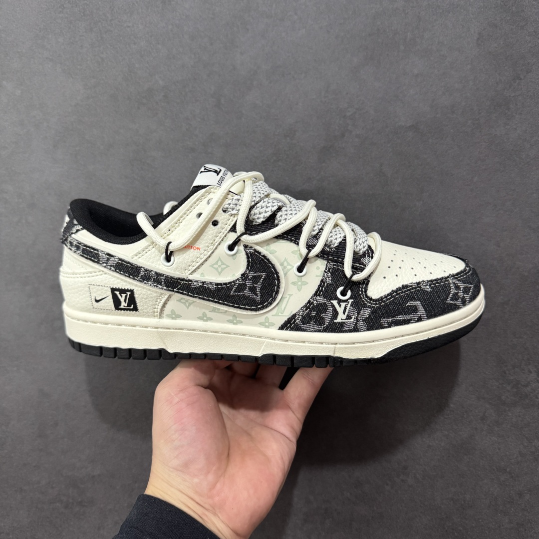 【定制版】Nike SB Dunk Low LV联名 黑花抽绳 周年高端定制 低帮休闲板鞋 #定制鞋盒 大厂纯原品质出货 超高清洁度 皮料切割干净无任何毛边 细节完美 货号:YX5066-385 尺码:36 36.5 37.5 38 38.5 39 40 40.5 41 42 42.5 43 44 44.5 45-选品中心